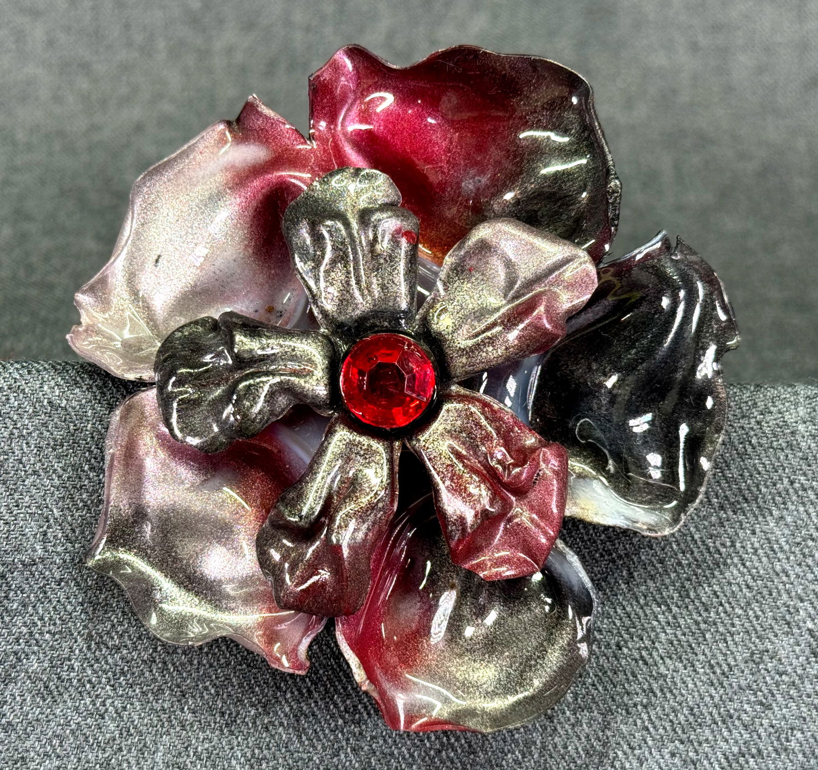 Vintage jeweled plastic large flower brooch pin: IN HOUSE FLAT SHIPPING & HANDLING COST WITHIN ALL THE U.S. : 7 To bypass LiveShipping, and use our In-House shipping service for 7 or shipping combined for multiple lots, please select “Arrange