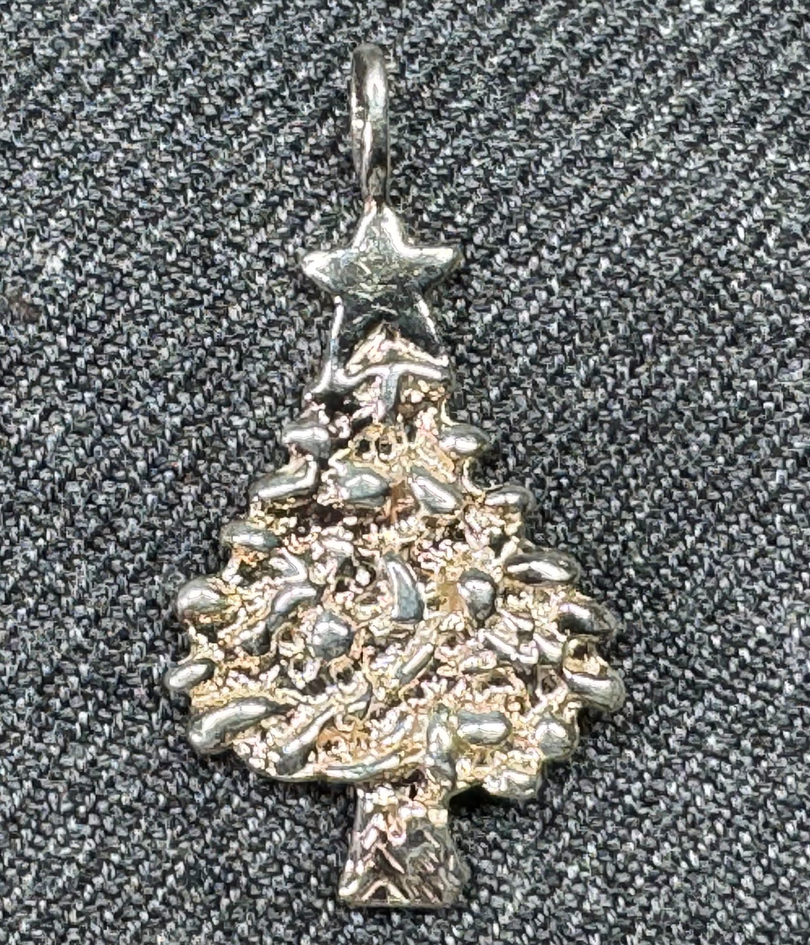 Vintage Avon texturated sterling silver Christmas tree charm pendant: IN HOUSE FLAT SHIPPING & HANDLING COST WITHIN ALL THE U.S. : 7 To bypass LiveShipping, and use our In-House shipping service for 7 or shipping combined for multiple lots, plase select “Arrange Y