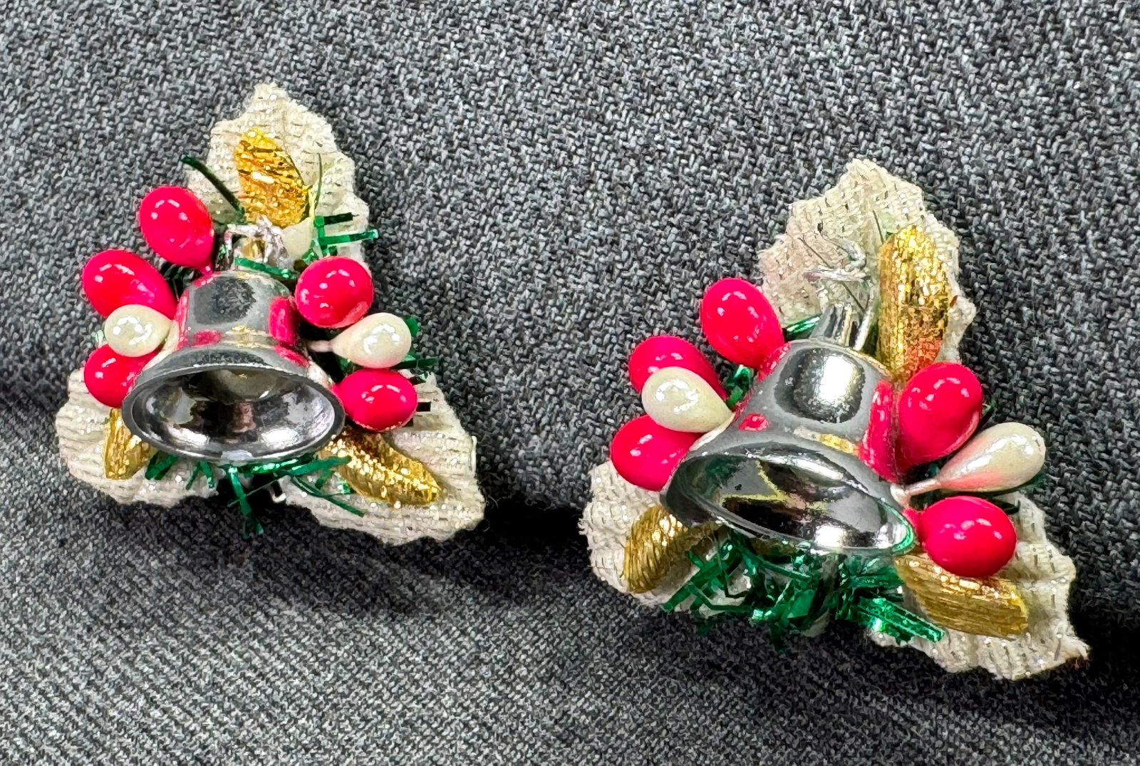 Vintage Japanese Christmas clip on earrings. Holly glitter leaves, beads, mini pine cones: IN HOUSE FLAT SHIPPING & HANDLING COST WITHIN ALL THE U.S. : 7 To bypass LiveShipping, and use our In-House shipping service for 7 or shipping combined for multiple lots, please select “Arrange