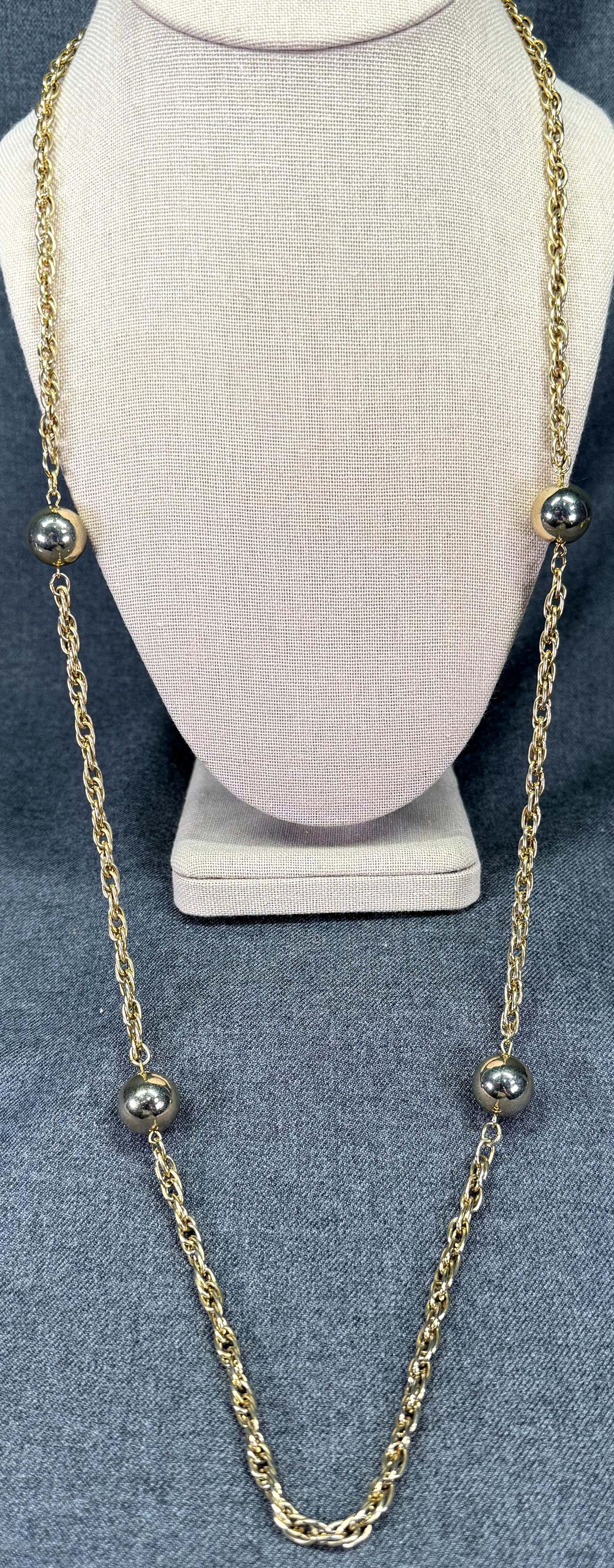 Vintage gold-toned ball beads chain necklace: IN HOUSE FLAT SHIPPING & HANDLING COST WITHIN ALL THE U.S. : 7 To bypass LiveShipping, and use our In-House shipping service for 7 or shipping combined for multiple lots, plase select “Arrange Y