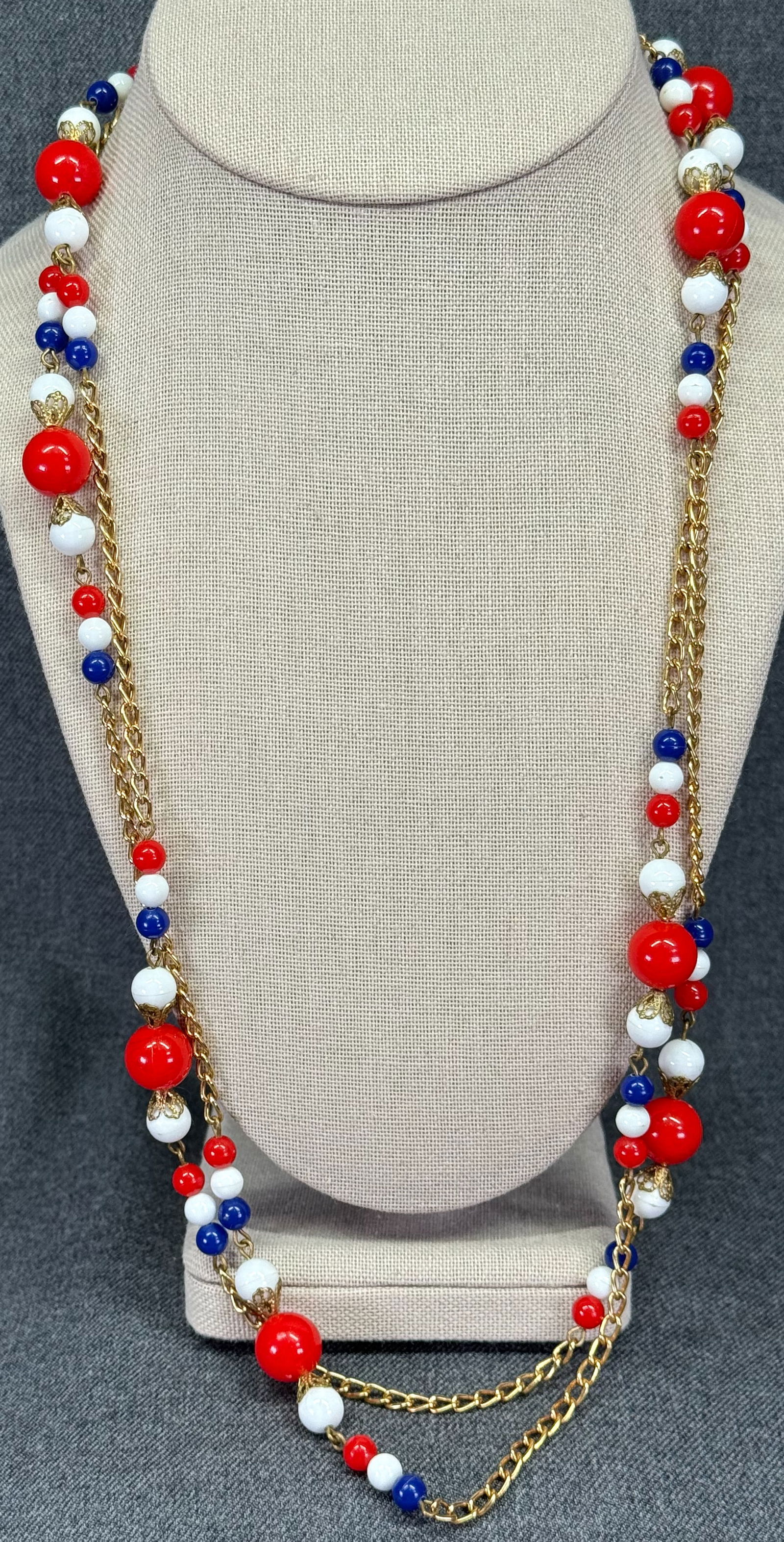 Vintage flapper style patriotic plastic beads gold-toned chain necklace: IN HOUSE FLAT SHIPPING & HANDLING COST WITHIN ALL THE U.S. : 7 To bypass LiveShipping, and use our In-House shipping service for 7 or shipping combined for multiple lots, plase select “Arrange Y