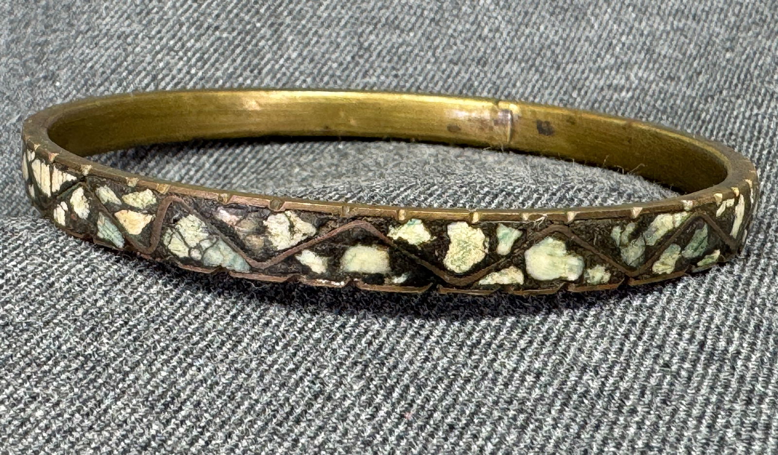 Vintage ethnic dyed bone inlay bronze bracelet bangle: IN HOUSE FLAT SHIPPING & HANDLING COST WITHIN ALL THE U.S. : 7 To bypass LiveShipping, and use our In-House shipping service for 7 or shipping combined for multiple lots, plase select “Arrange Y