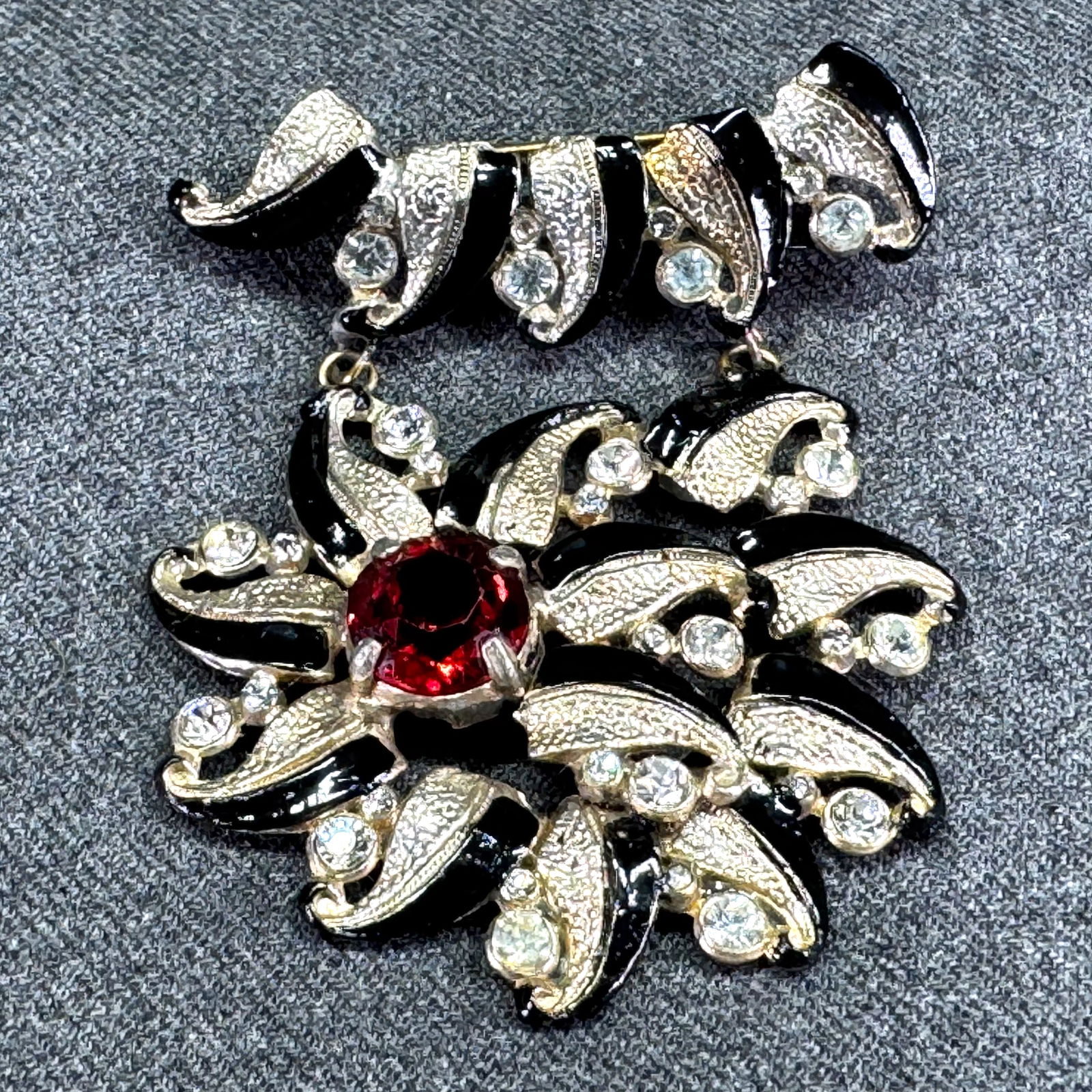 Vintage open back crystal, rhinestones black enamel goldtone pot metal flower dangle pin brooch: IN HOUSE FLAT SHIPPING & HANDLING COST WITHIN ALL THE U.S. : 7 To bypass LiveShipping, and use our In-House shipping service for 7 or shipping combined for multiple lots, please select “Arrange