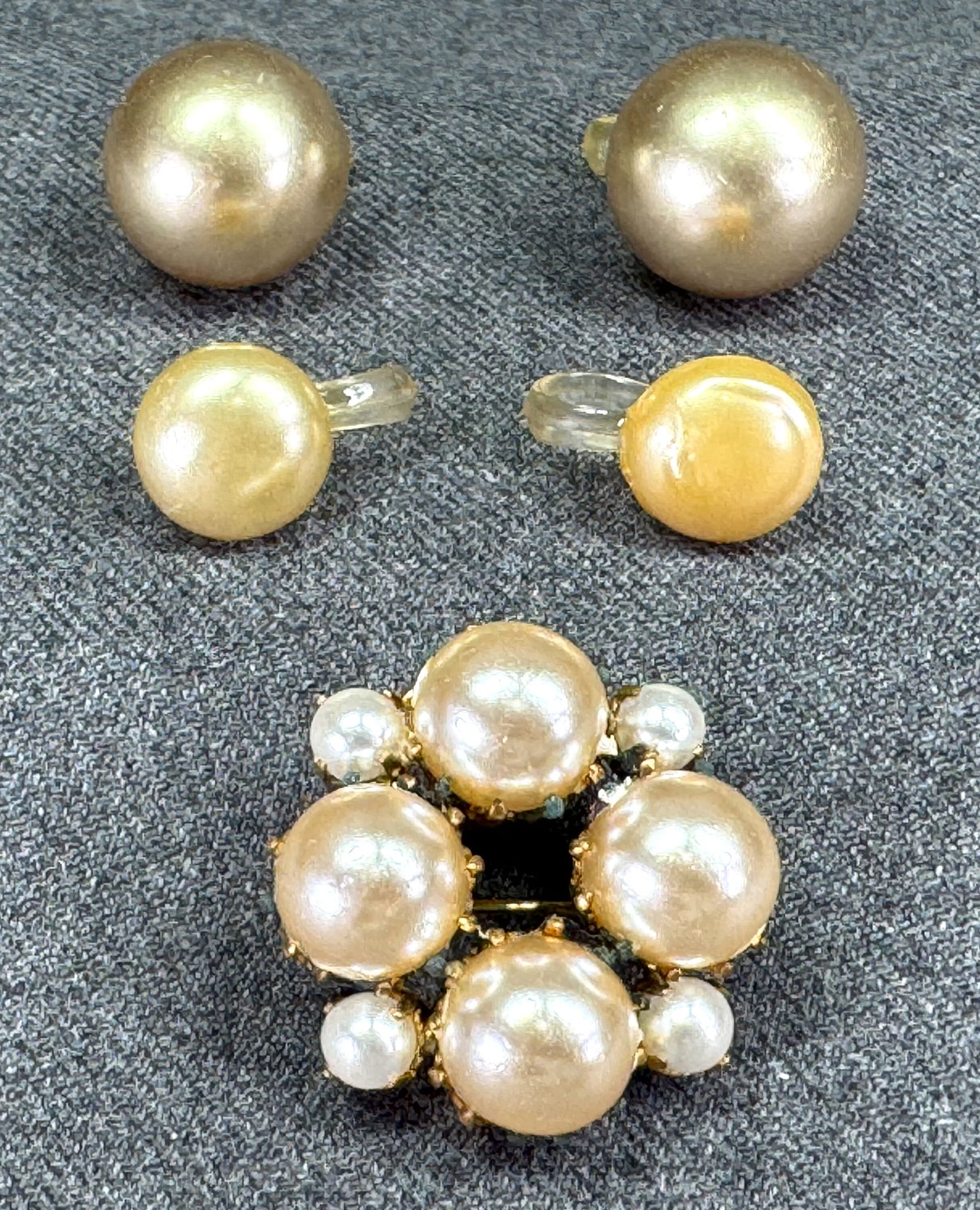 Vintage pearly beads goldtone metal pin brooch & 2 pairs of celluloid clip earrings: IN HOUSE FLAT SHIPPING & HANDLING COST WITHIN ALL THE U.S. : 7 To bypass LiveShipping, and use our In-House shipping service for 7 or shipping combined for multiple lots, please select “Arrange