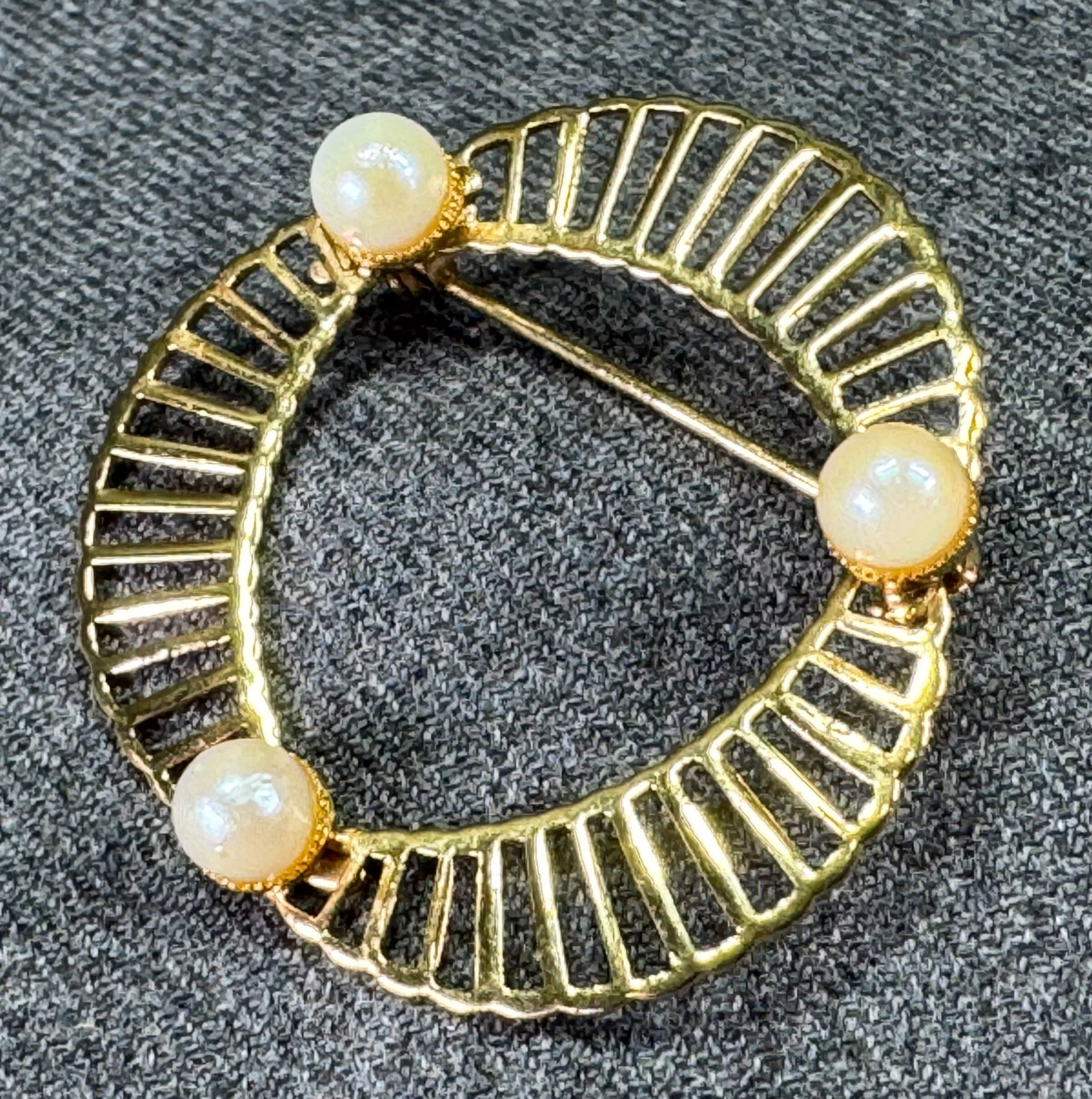 Vintage modernist design pearly beads goldtone metal pin brooch: IN HOUSE FLAT SHIPPING & HANDLING COST WITHIN ALL THE U.S. : 7 To bypass LiveShipping, and use our In-House shipping service for 7 or shipping combined for multiple lots, please select “Arrange 