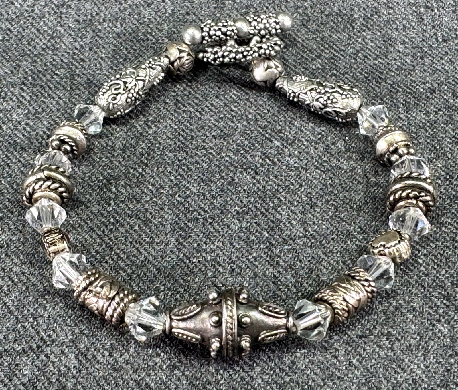 Vintage clear faceted crystals & decorated silvertone metal beads bracelet. Toggle clasp: IN HOUSE FLAT SHIPPING & HANDLING COST WITHIN ALL THE U.S. : 7 To bypass LiveShipping, and use our In-House shipping service for 7 or shipping combined for multiple lots, please select “Arrange