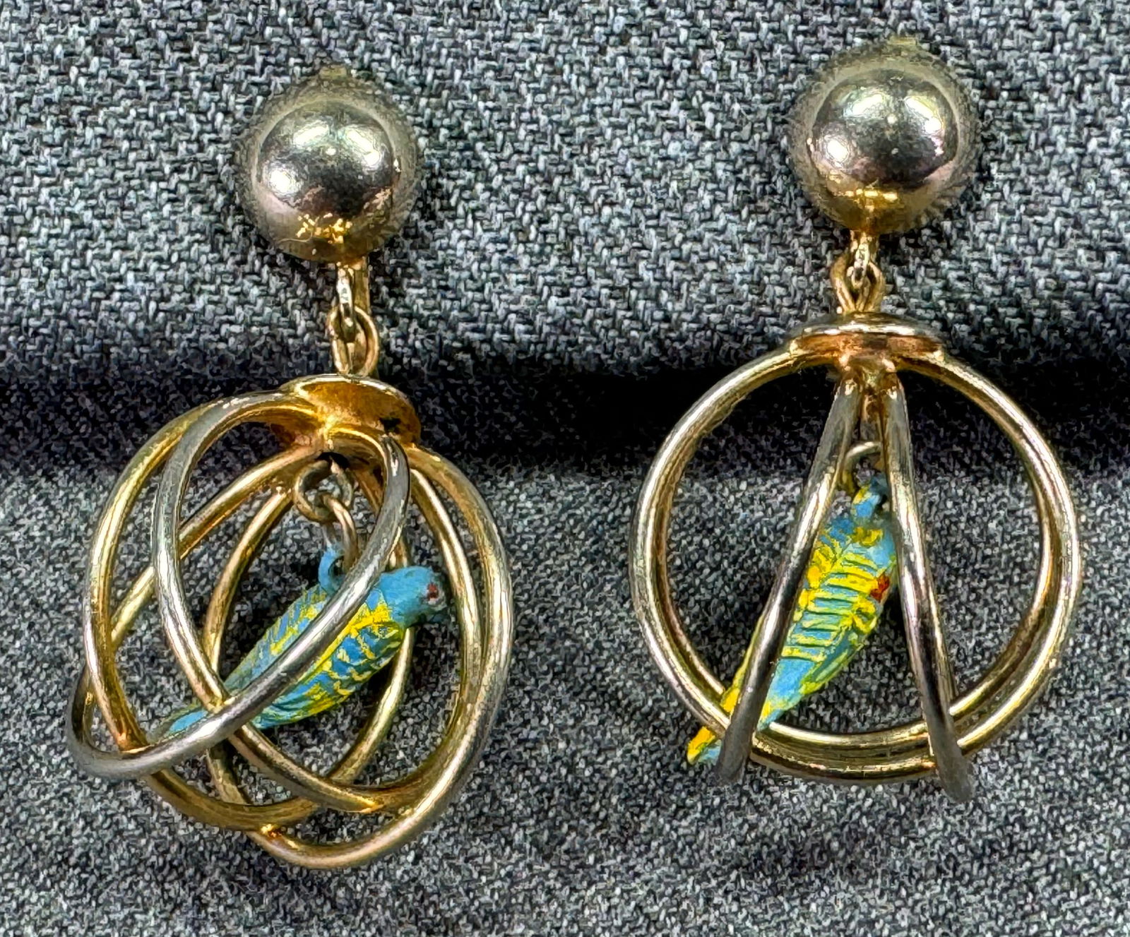Vintage plastic parrot inside a goldtone metal round cage screw back earrings.: IN HOUSE FLAT SHIPPING & HANDLING COST WITHIN ALL THE U.S. : 7 To bypass LiveShipping, and use our In-House shipping service for 7 or shipping combined for multiple lots, please select “Arrange