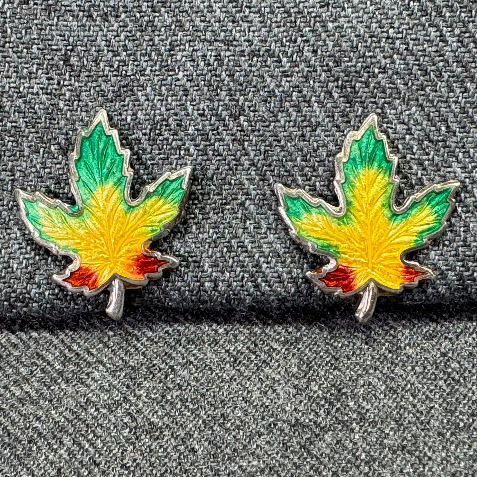 Vintage BMCO enamel sterling silver maple leaf screw back earrings: IN HOUSE FLAT SHIPPING & HANDLING COST WITHIN ALL THE U.S. : 7 To bypass LiveShipping, and use our In-House shipping service for 7 or shipping combined for multiple lots, please select “Arrange