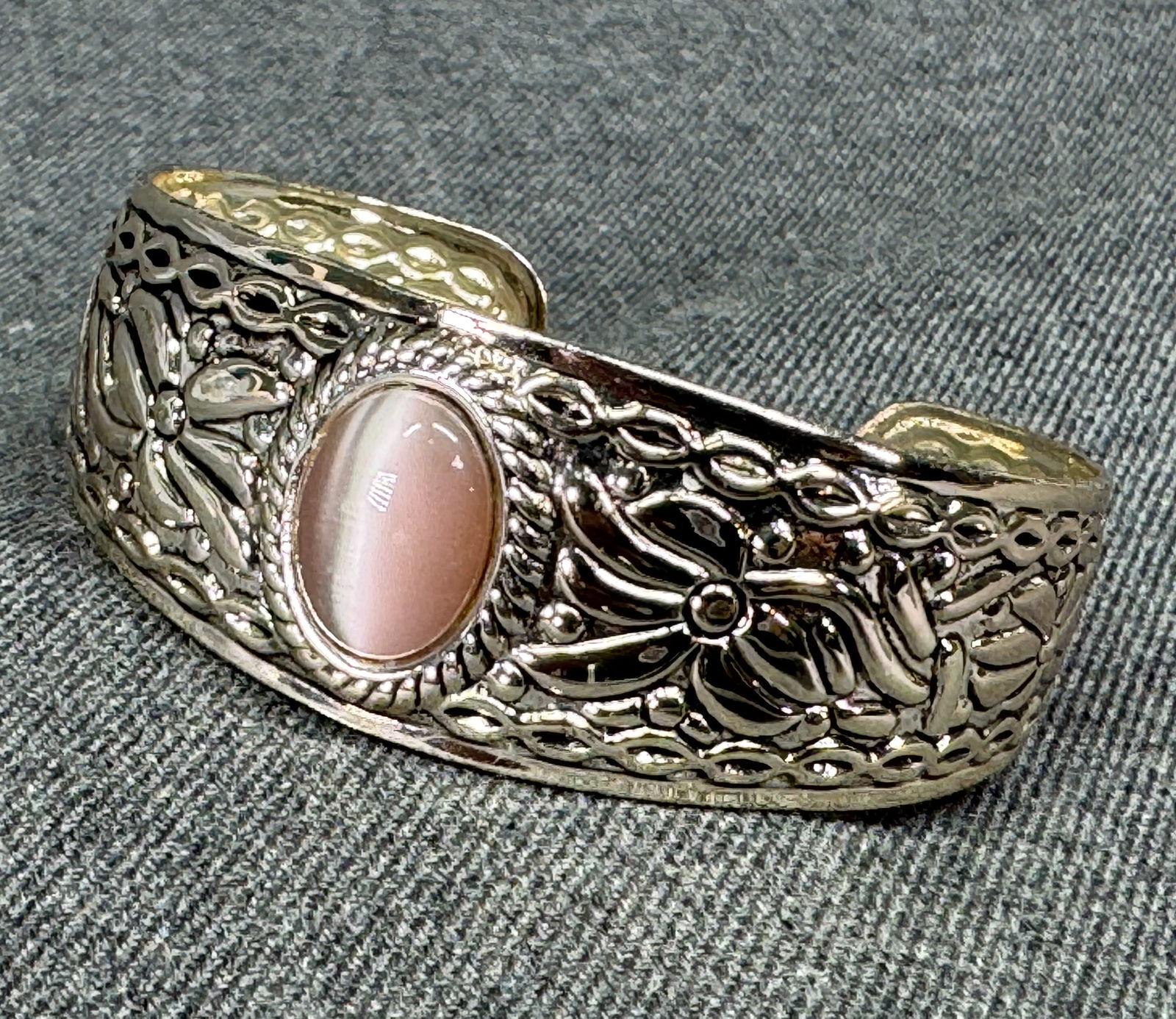Rose cats eye lucite cab flowers silvertone cuff bracelet: IN HOUSE FLAT SHIPPING & HANDLING COST WITHIN ALL THE U.S. : 7 To bypass LiveShipping, and use our In-House shipping service for 7 or shipping combined for multiple lots, please select “Arrange