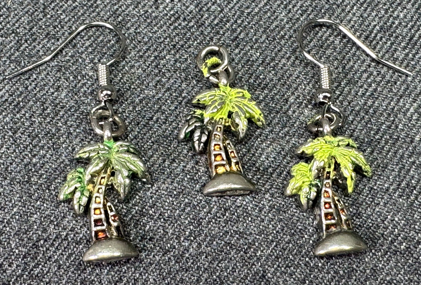 Vintage palm trees hook earrings and pendant. Enamel silvertone metal: IN HOUSE FLAT SHIPPING & HANDLING COST WITHIN ALL THE U.S. : 7 To bypass LiveShipping, and use our In-House shipping service for 7 or shipping combined for multiple lots, please select “Arrange