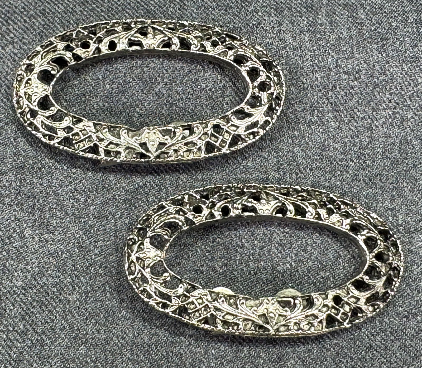Vintage filigree silver-toned shoe buckles: IN HOUSE FLAT SHIPPING & HANDLING COST WITHIN ALL THE U.S. : 7 To bypass LiveShipping, and use our In-House shipping service for 7 or shipping combined for multiple lots, please select “Arrange