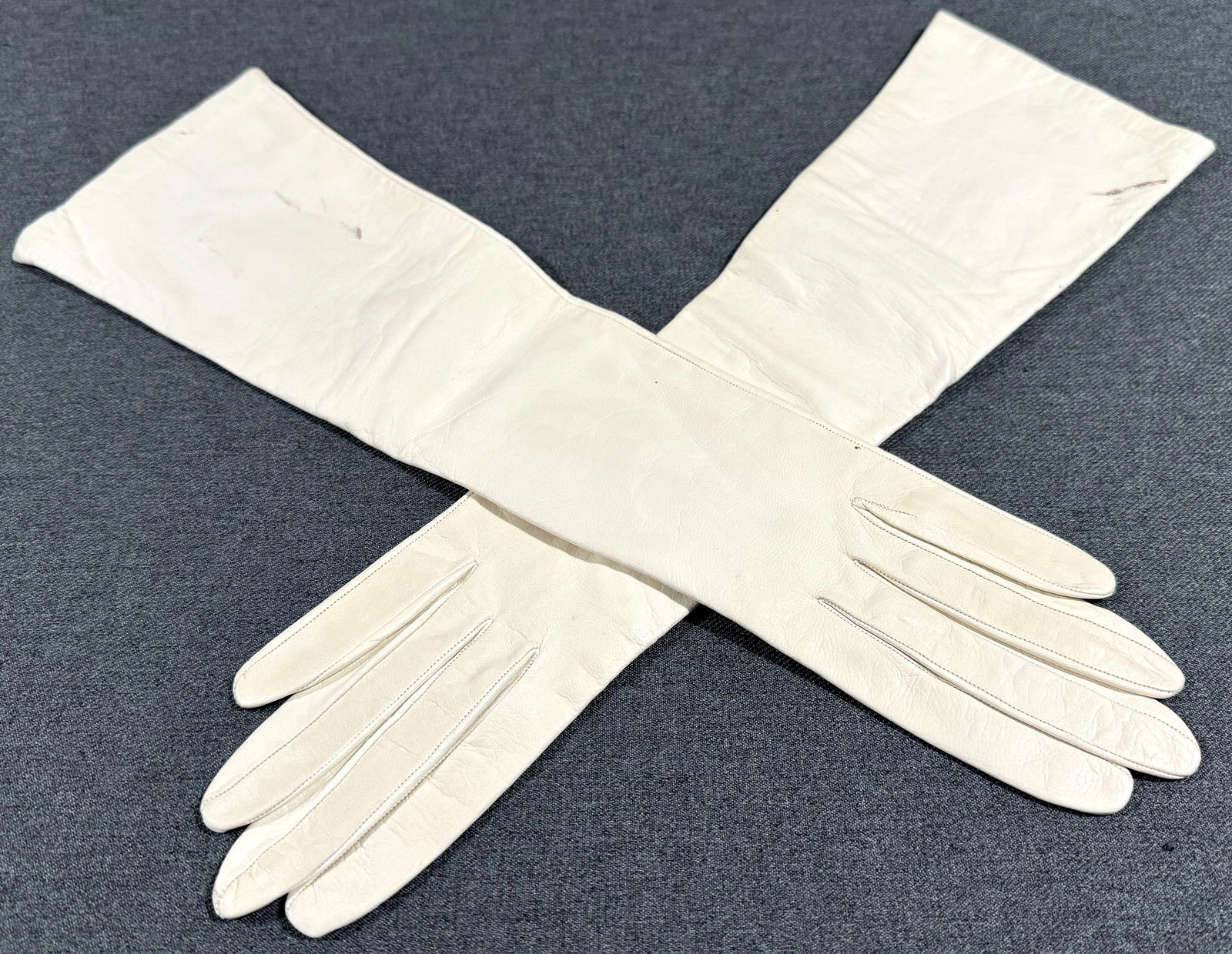 Vintage Christian Dior genuine leather long gloves Size 6 3/4: IN HOUSE FLAT SHIPPING & HANDLING COST WITHIN ALL THE U.S. : 7 To bypass LiveShipping, and use our In-House shipping service for 7 or shipping combined for multiple lots, please select “Arrange
