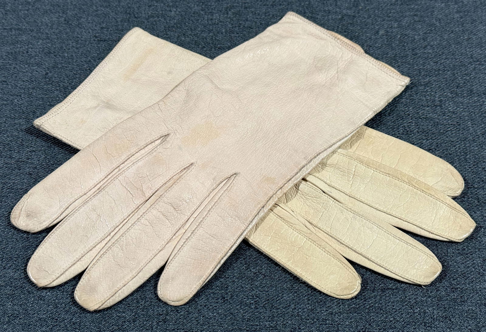 Vintage Carson Pirie Scott pearly button leather gloves Size 6 1/2: IN HOUSE FLAT SHIPPING & HANDLING COST WITHIN ALL THE U.S. : 7 To bypass LiveShipping, and use our In-House shipping service for 7 or shipping combined for multiple lots, please select “Arrange