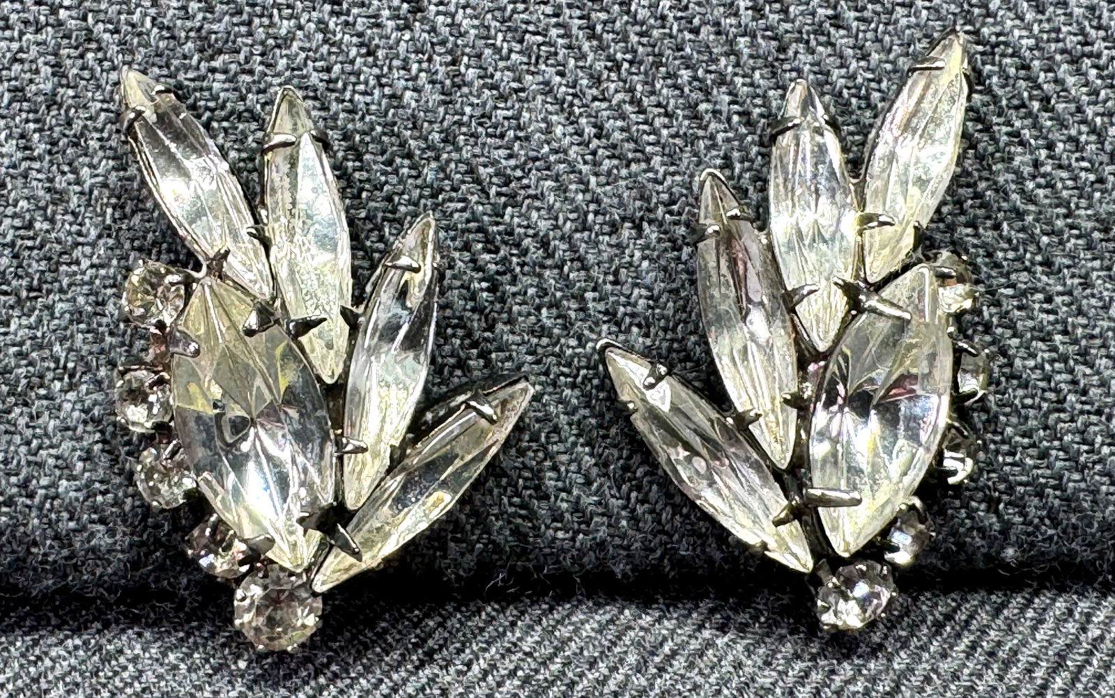 Vintage Juliana Style crystals silver-toned clip on earrings: IN HOUSE FLAT SHIPPING & HANDLING COST WITHIN ALL THE U.S. : $7 To bypass LiveShipping, and use our In-House shipping service for $7 or shipping combined for multiple lots, please select “Arrange Yo