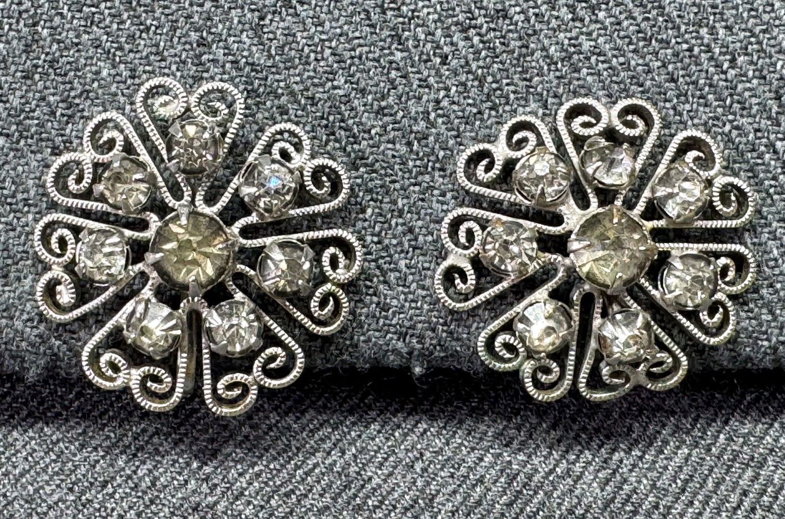 Vintage Hobe style crystals filigree silver-toned flower screw back earrings: IN HOUSE FLAT SHIPPING & HANDLING COST WITHIN ALL THE U.S. : $7 To bypass LiveShipping, and use our In-House shipping service for $7 or shipping combined for multiple lots, please select “Arrange Yo