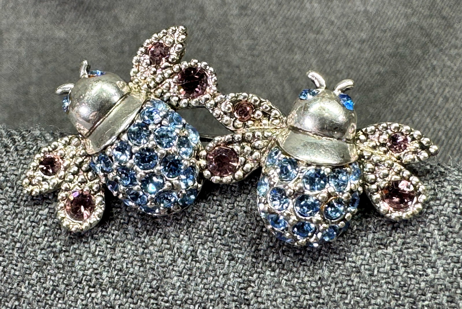 Vintage color crystals silver-toned metal bees brooch pin: IN HOUSE FLAT SHIPPING & HANDLING COST WITHIN ALL THE U.S. : $7 To bypass LiveShipping, and use our In-House shipping service for $7 or shipping combined for multiple lots, please select “Arrange Yo