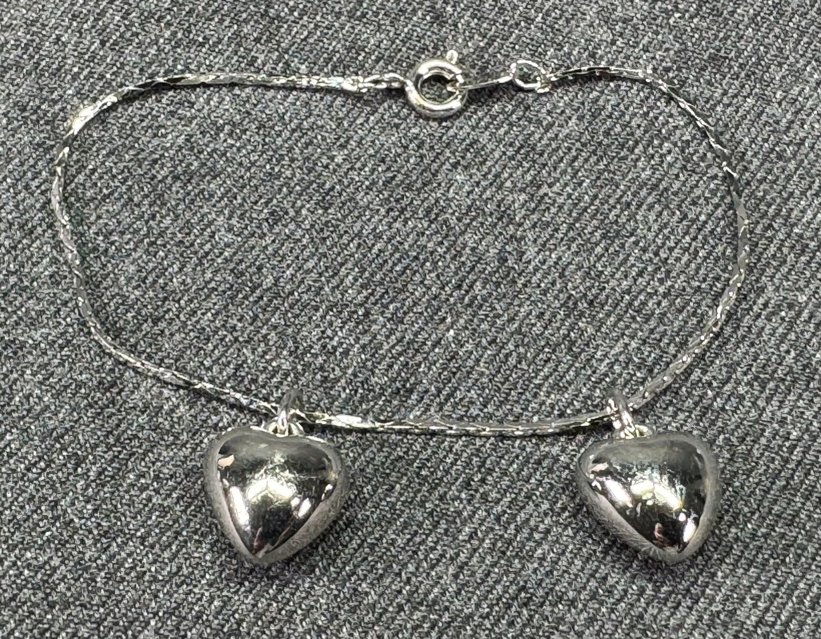 Vintage silver-toned sweetheart heart charms snake chain bracelet: IN HOUSE FLAT SHIPPING & HANDLING COST WITHIN ALL THE U.S. : $7 To bypass LiveShipping, and use our In-House shipping service for $7 or shipping combined for multiple lots, please select “Arrange Yo