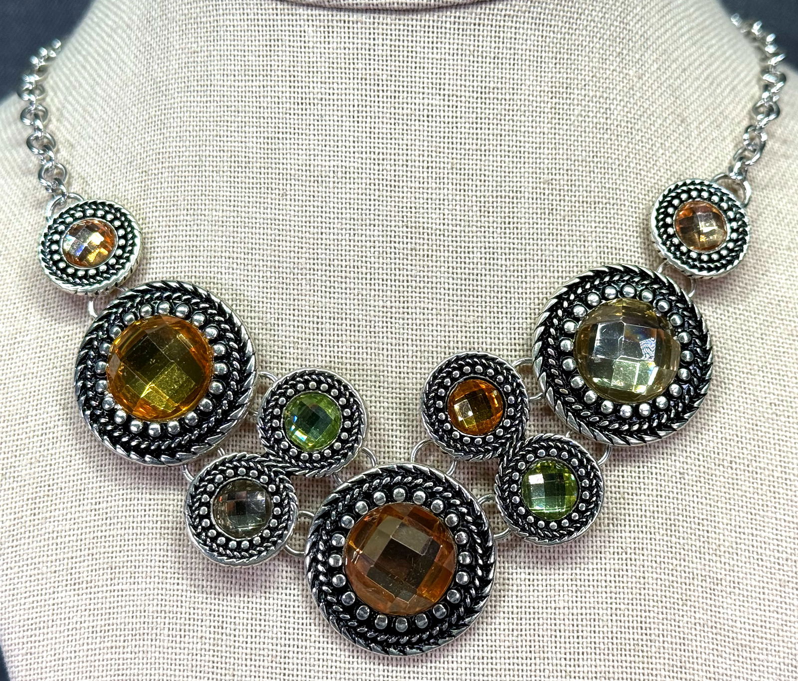 Fall colors puffy beads silver-toned collar necklace: IN HOUSE FLAT SHIPPING & HANDLING COST WITHIN ALL THE U.S. : $7 To bypass LiveShipping, and use our In-House shipping service for $7 or shipping combined for multiple lots, please select “Arrange Yo