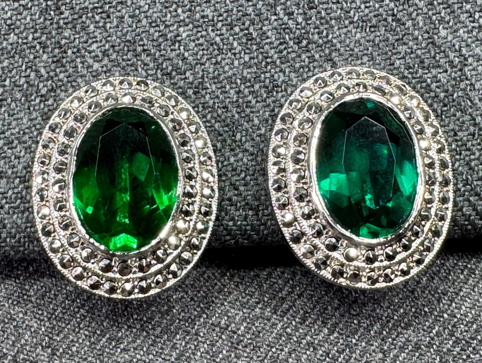Vintage art deco style marcasites green CZ sterling silver clip earrings: IN HOUSE FLAT SHIPPING & HANDLING COST WITHIN ALL THE U.S. : $7 To bypass LiveShipping, and use our In-House shipping service for $7 or shipping combined for multiple lots, please select “Arrange Yo