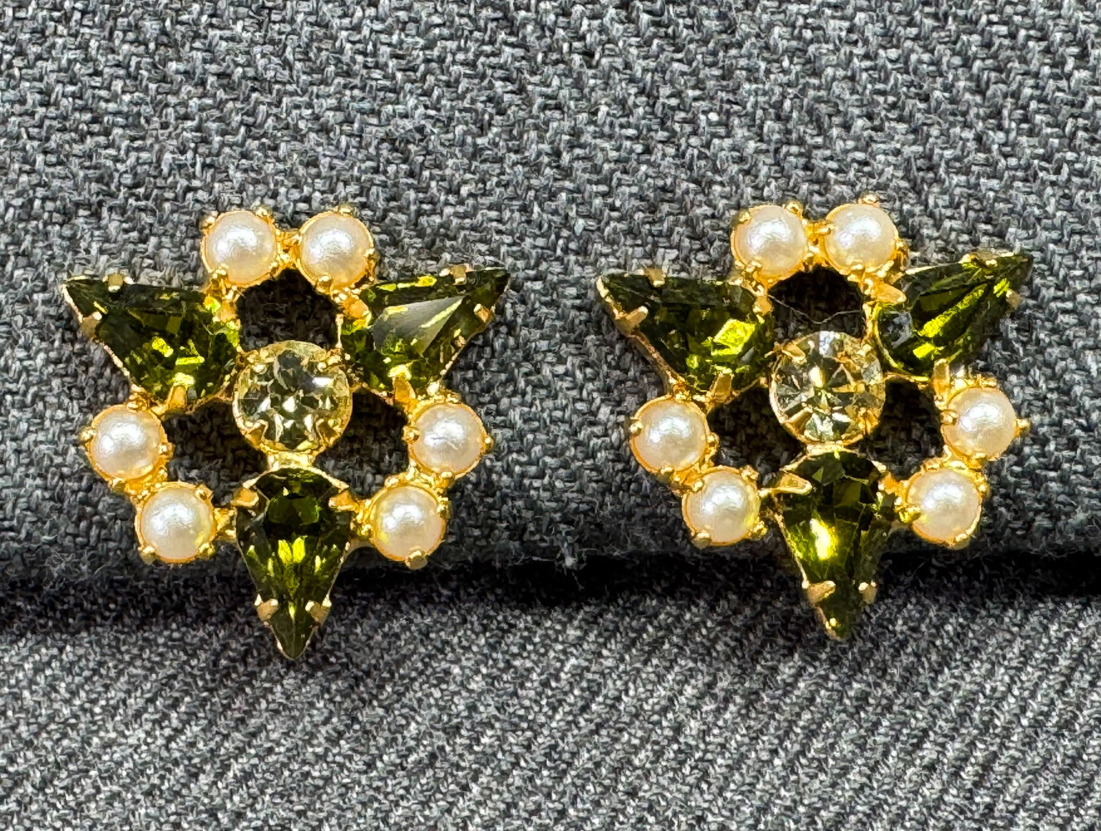 Vintage B Davis pearly & greenish crystals gold-toned clip earrings u: IN HOUSE FLAT SHIPPING & HANDLING COST WITHIN ALL THE U.S. : $7 To bypass LiveShipping, and use our In-House shipping service for $7 or shipping combined for multiple lots, please select “Arrange Yo