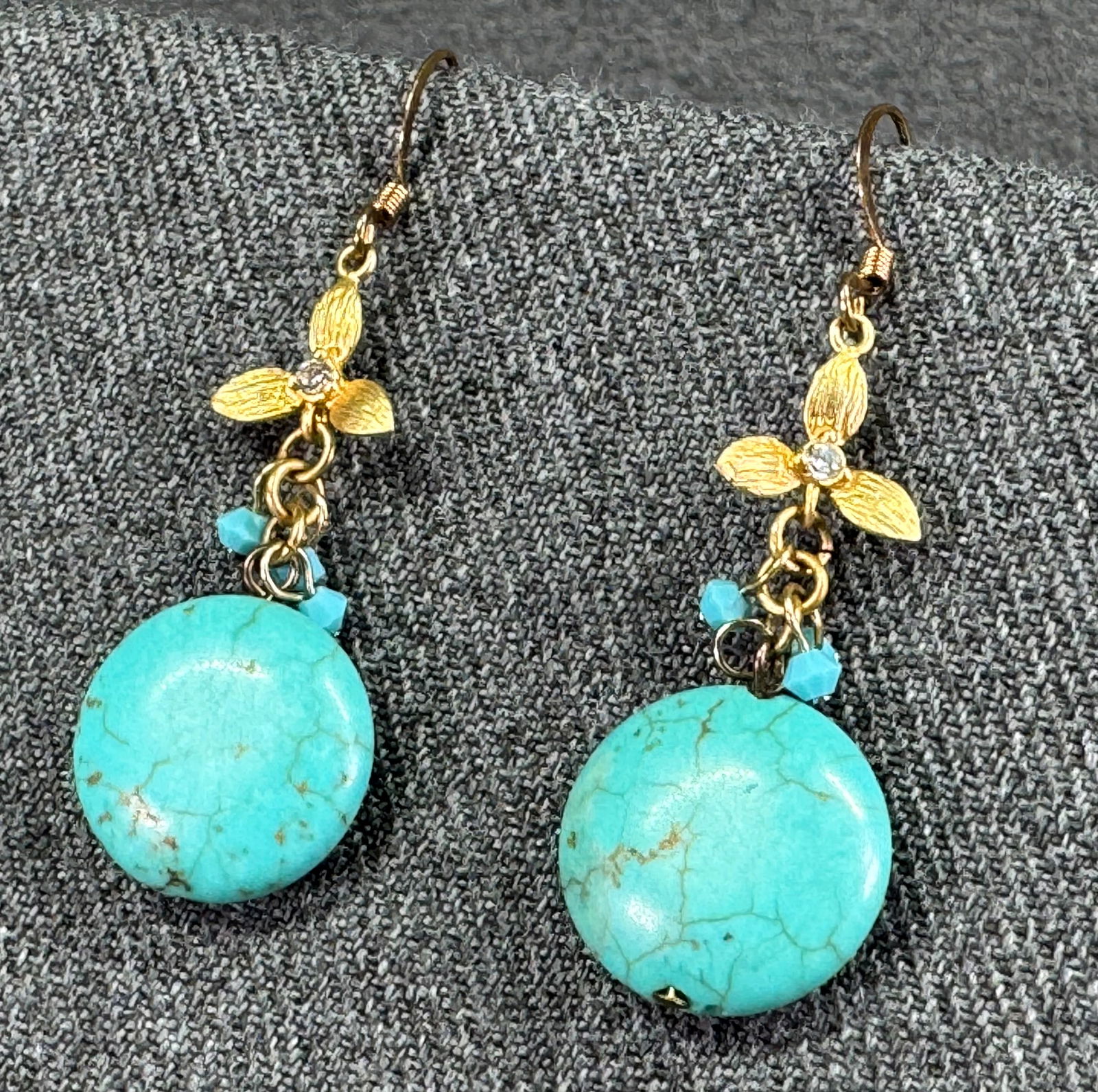 Vintage turquoise howlite, crystal beads goldtoned flower hook earrings (1 of 5)