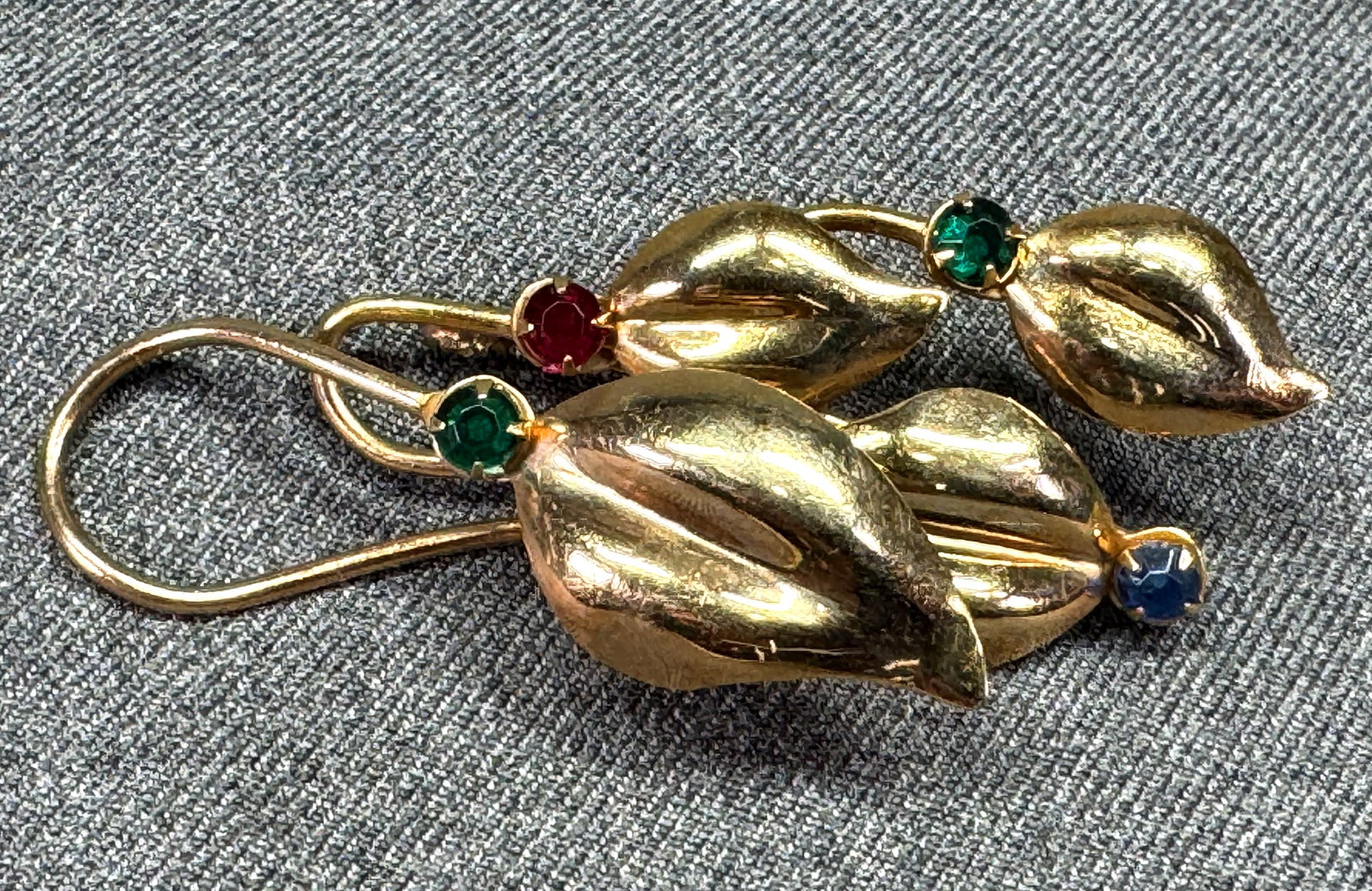 Vintage 40s color crystals leaves goldtone metal pin brooch. u: IN HOUSE FLAT SHIPPING & HANDLING COST WITHIN ALL THE U.S. : $7 To bypass LiveShipping, and use our In-House shipping service for $7 or shipping combined for multiple lots, please select “Arrange Yo