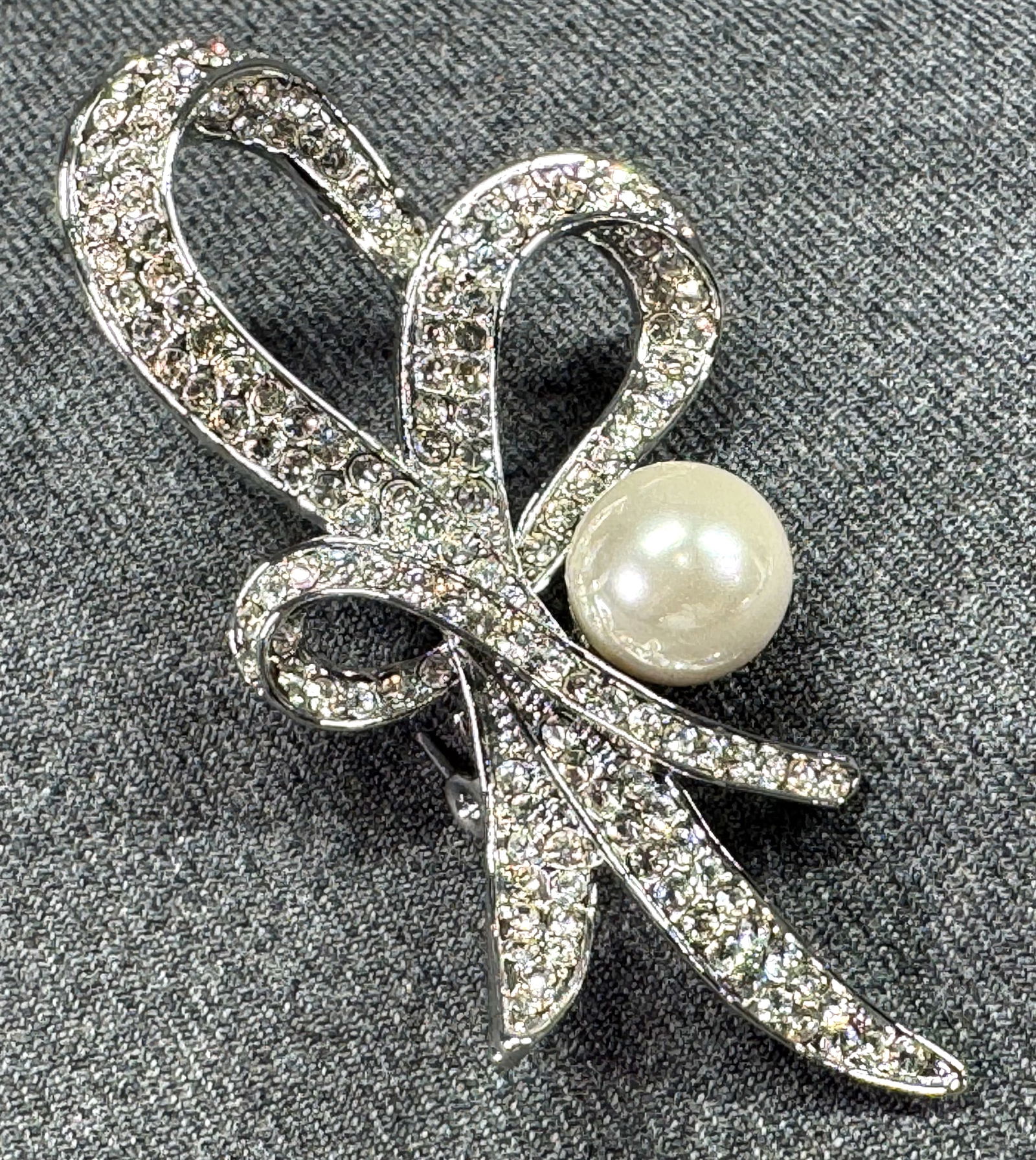 Vintage pearly bead and crystals silvertoned metal ribbons in bow brooch pin: IN HOUSE FLAT SHIPPING & HANDLING COST WITHIN ALL THE U.S. : $7 To bypass LiveShipping, and use our In-House shipping service for $7 or shipping combined for multiple lots, please select “Arrange Yo