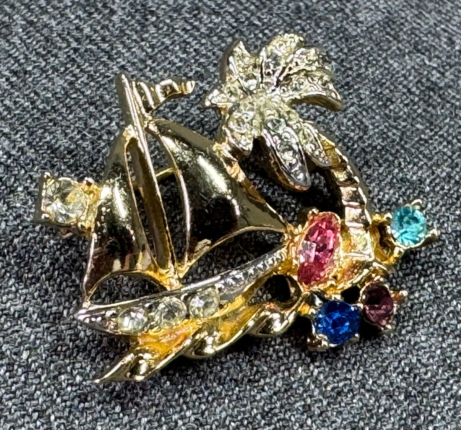 Vintage sailing days color crystals goldtoned brooch pin: IN HOUSE FLAT SHIPPING & HANDLING COST WITHIN ALL THE U.S. : $7 To bypass LiveShipping, and use our In-House shipping service for $7 or shipping combined for multiple lots, please select “Arrange Yo