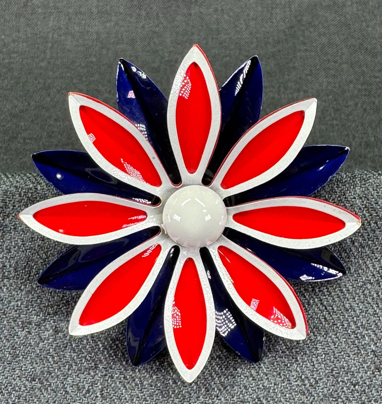 Vintage blue red & white patriotic enamel metal flower brooch pin (1 of 5)