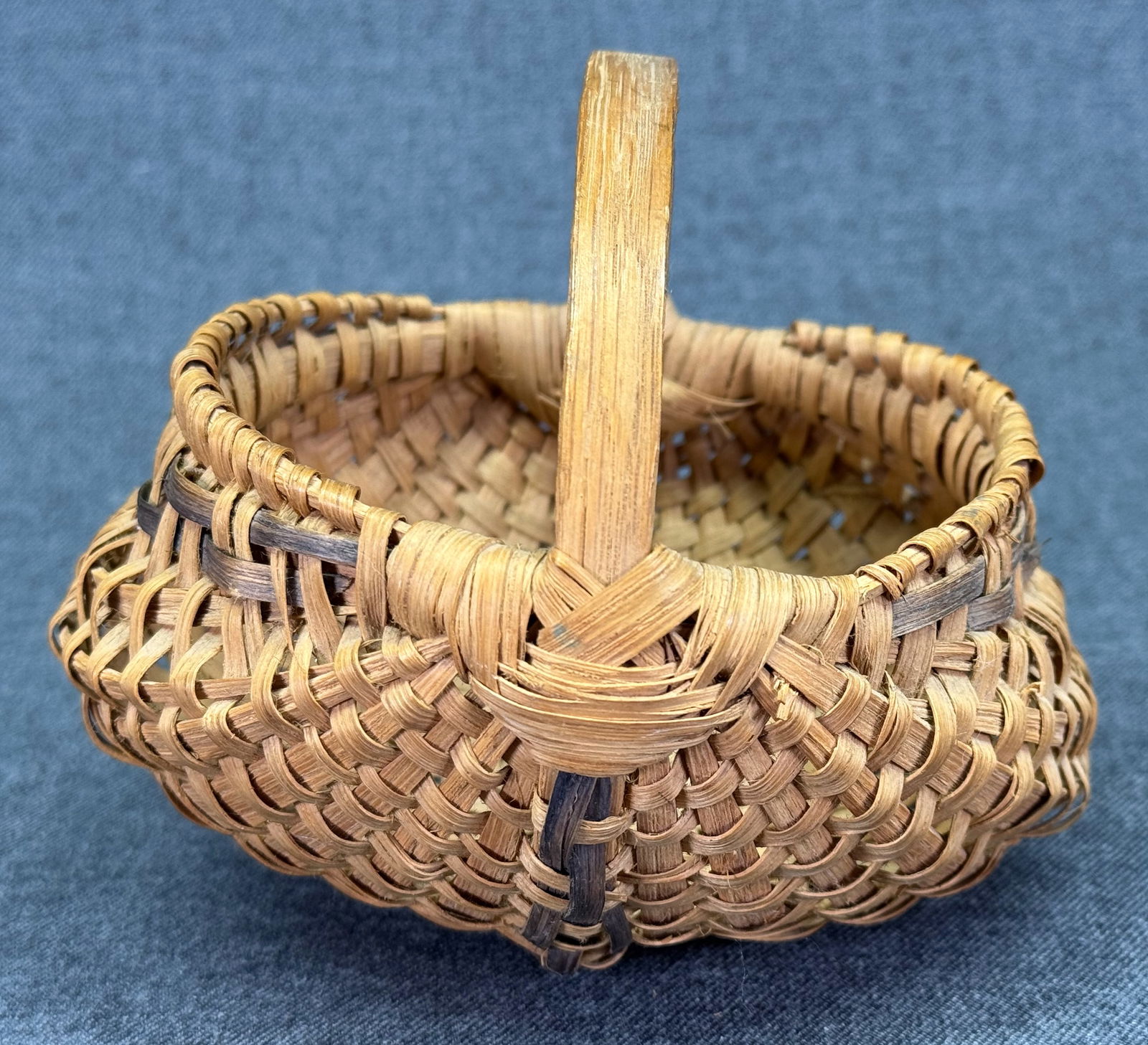 Vintage miniature buttocks basket with splint handle (1 of 8)