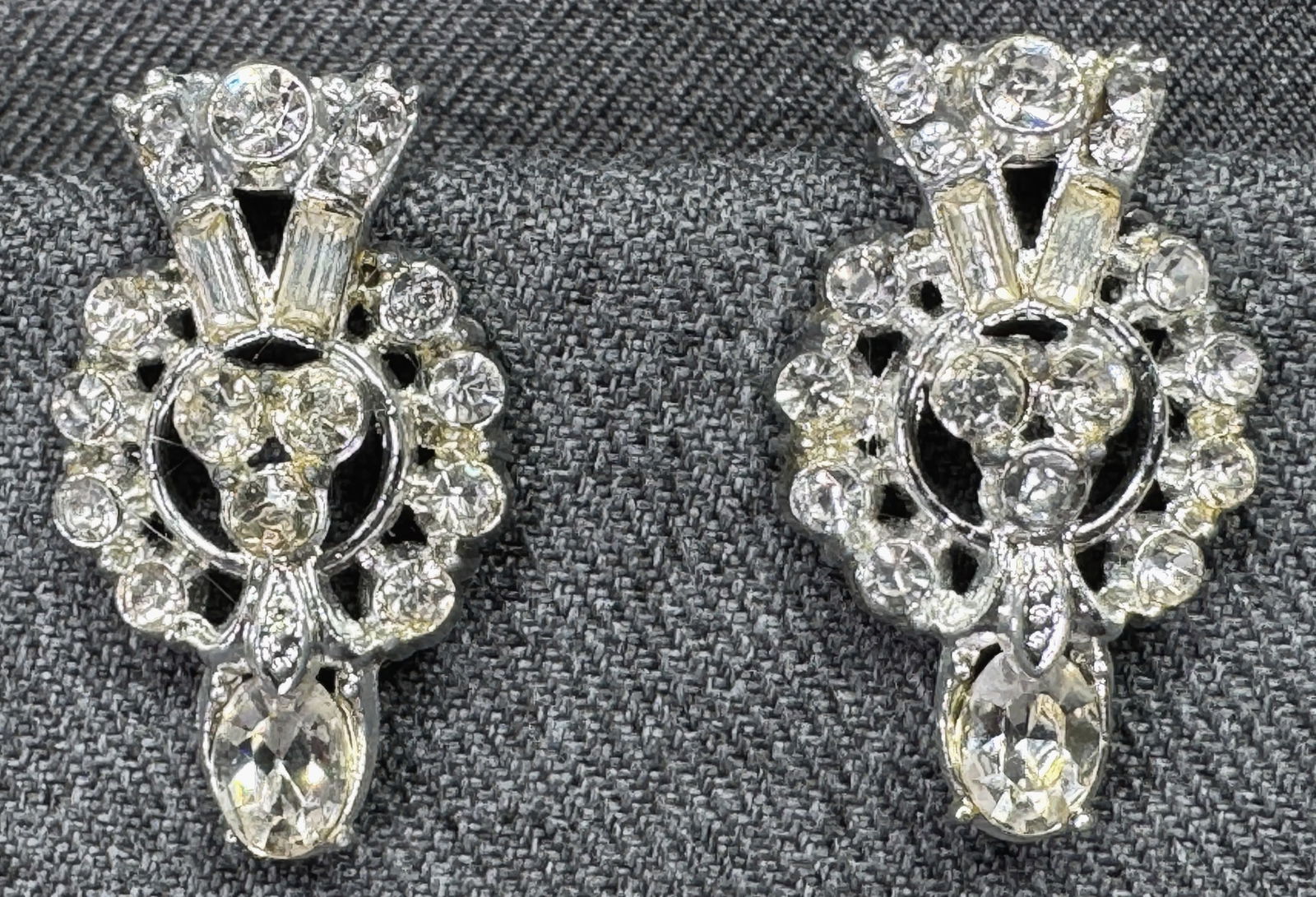 Vintage Weiss style clear crystals silver-toned pair of clip brooches u: IN HOUSE FLAT SHIPPING & HANDLING COST WITHIN ALL THE U.S. : $7 To bypass LiveShipping, and use our In-House shipping service for $7 or shipping combined for multiple lots, please select “Arrange Yo