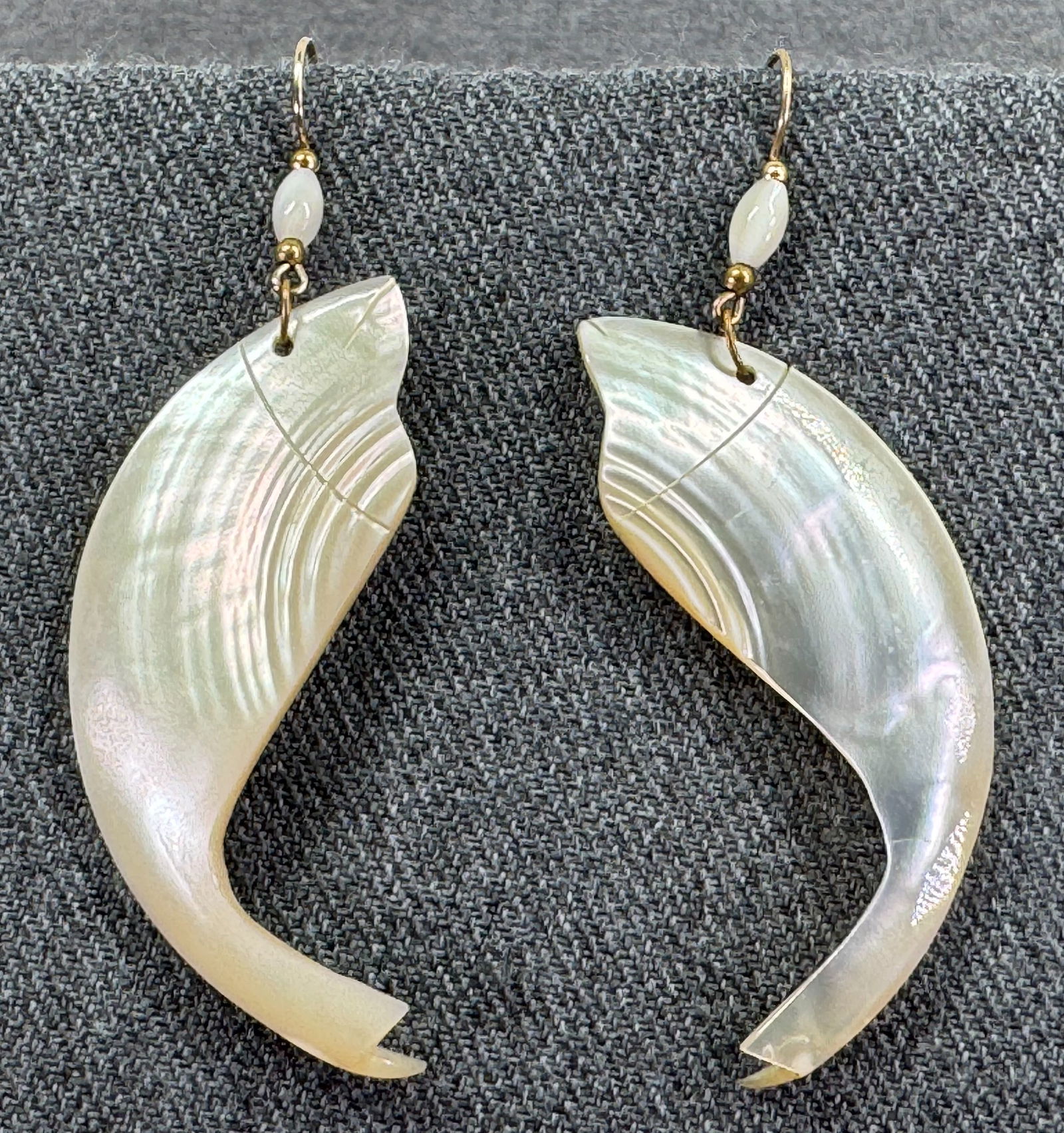 Vintage carved mother of pearl fish dangle goldtoned hook earrings (1 of 5)