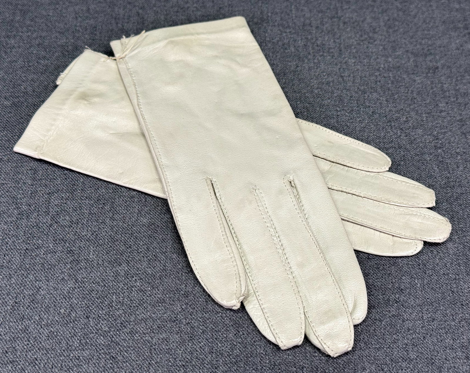 Vintage Marshall Fields & Co Made in Italy leather gloves. Unused: IN HOUSE FLAT SHIPPING & HANDLING COST WITHIN ALL THE U.S. : $7 To bypass LiveShipping, and use our In-House shipping service for $7 or shipping combined for multiple lots, please select “Arrange Yo