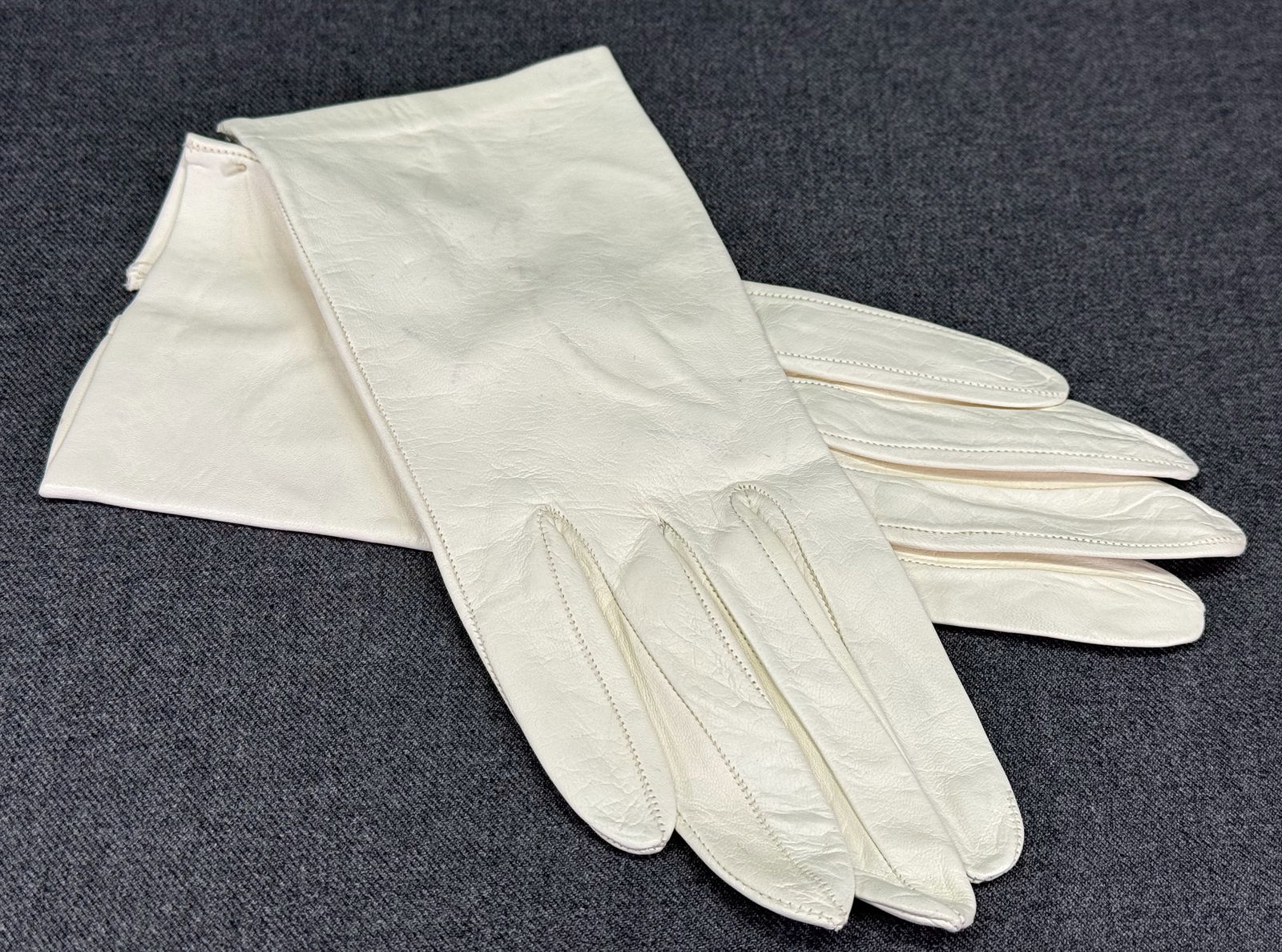 Vintage white leather gloves.: IN HOUSE FLAT SHIPPING & HANDLING COST WITHIN ALL THE U.S. : $7 To bypass LiveShipping, and use our In-House shipping service for $7 or shipping combined for multiple lots, please select “Arrange Yo