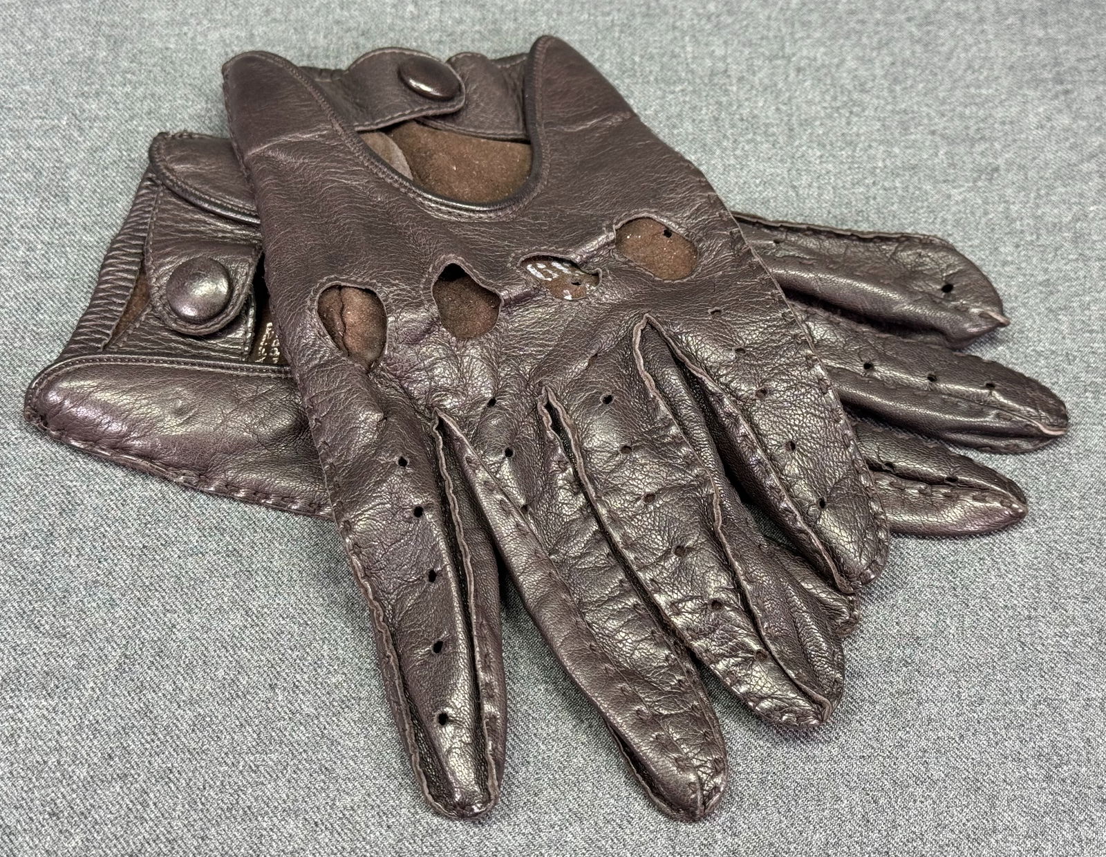Vintage hand crafted brown leather driving gloves. Lined snap buttons (1 of 7)