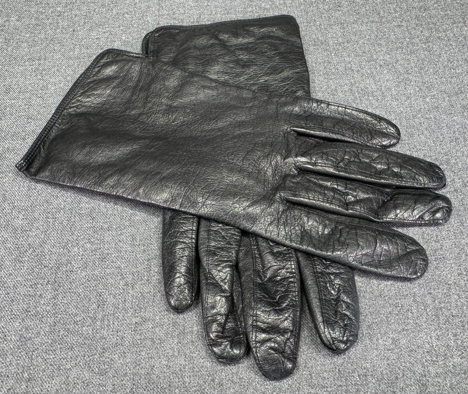 Vintage lined black leather gloves. (1 of 6)