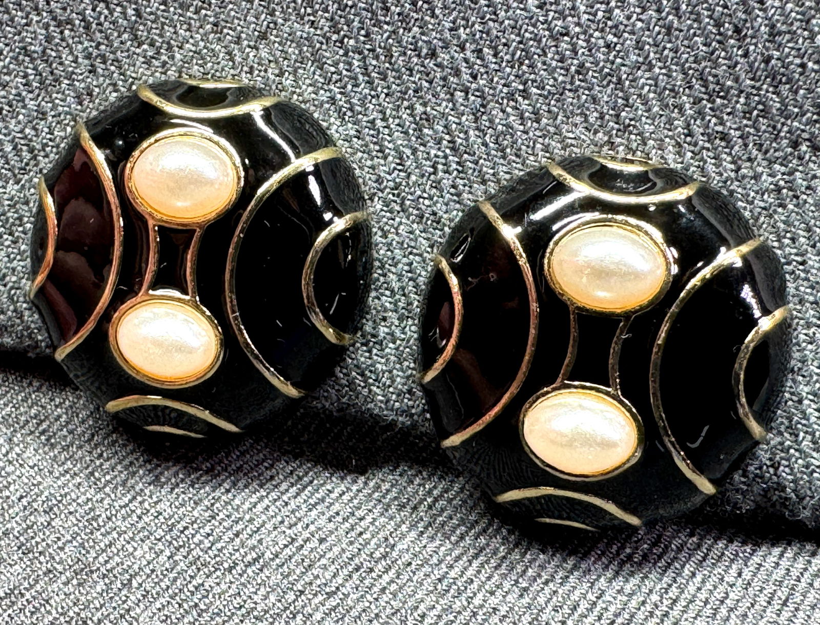 Vintage 90s Courreges style pearly beads black enamel gold-toned clip earrings: IN HOUSE FLAT SHIPPING & HANDLING COST WITHIN ALL THE U.S. : $7 To bypass LiveShipping, and use our In-House shipping service for $7 or shipping combined for multiple lots, please select “Arrange Yo