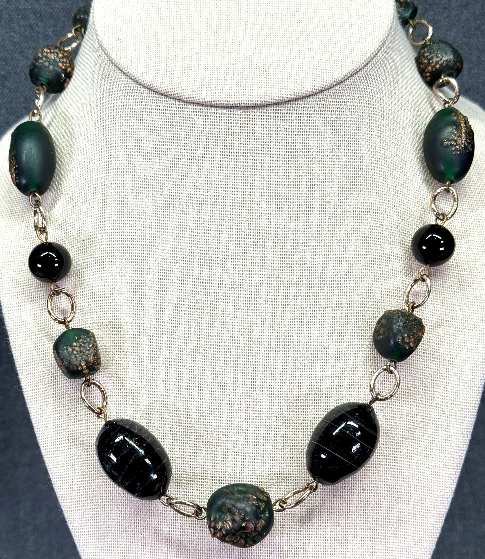 Vintage assorted artsy dark greenish glass beads gold-toned necklace: IN HOUSE FLAT SHIPPING & HANDLING COST WITHIN ALL THE U.S. : $7 To bypass LiveShipping, and use our In-House shipping service for $7 or shipping combined for multiple lots, please select “Arrange Yo