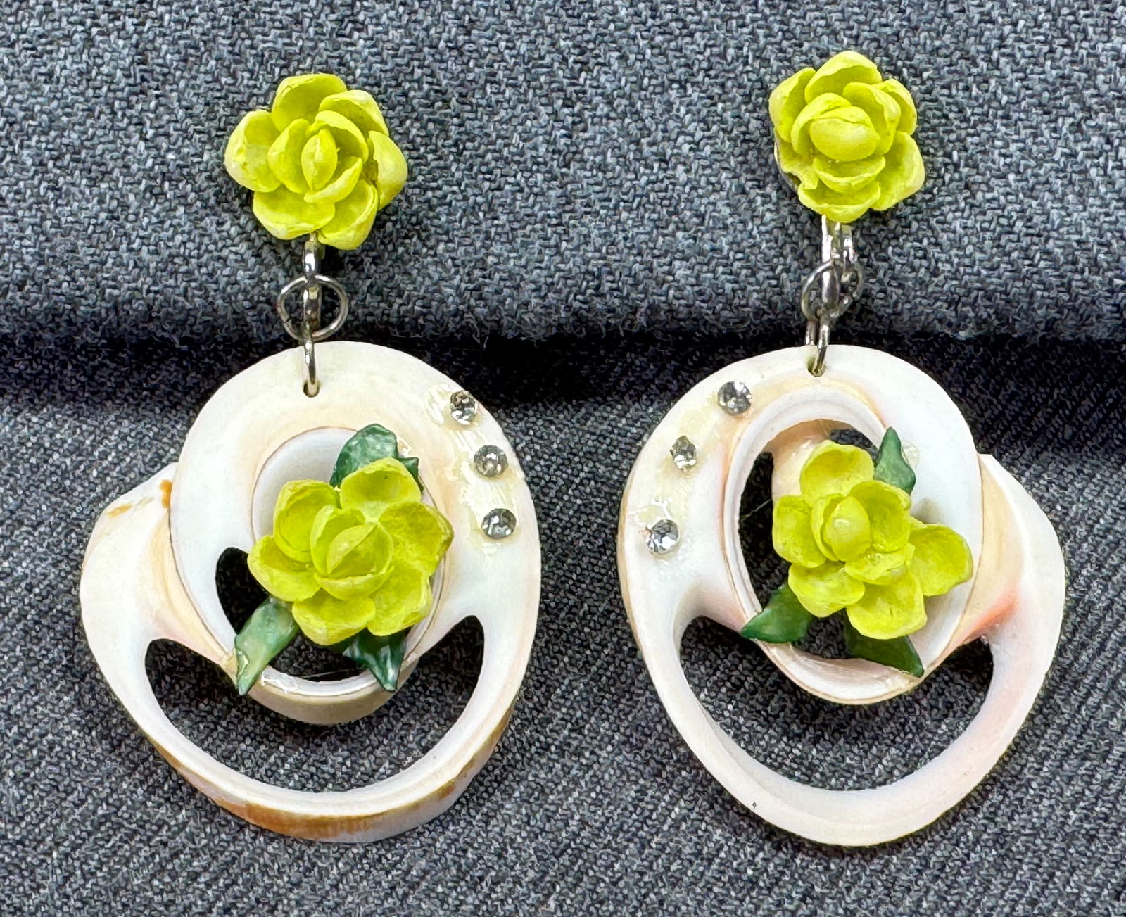 Vintage clear crystals real shells flowers screw back earrings: IN HOUSE FLAT SHIPPING & HANDLING COST WITHIN ALL THE U.S. : $7 To bypass LiveShipping, and use our In-House shipping service for $7 or shipping combined for multiple lots, please select “Arrange Yo