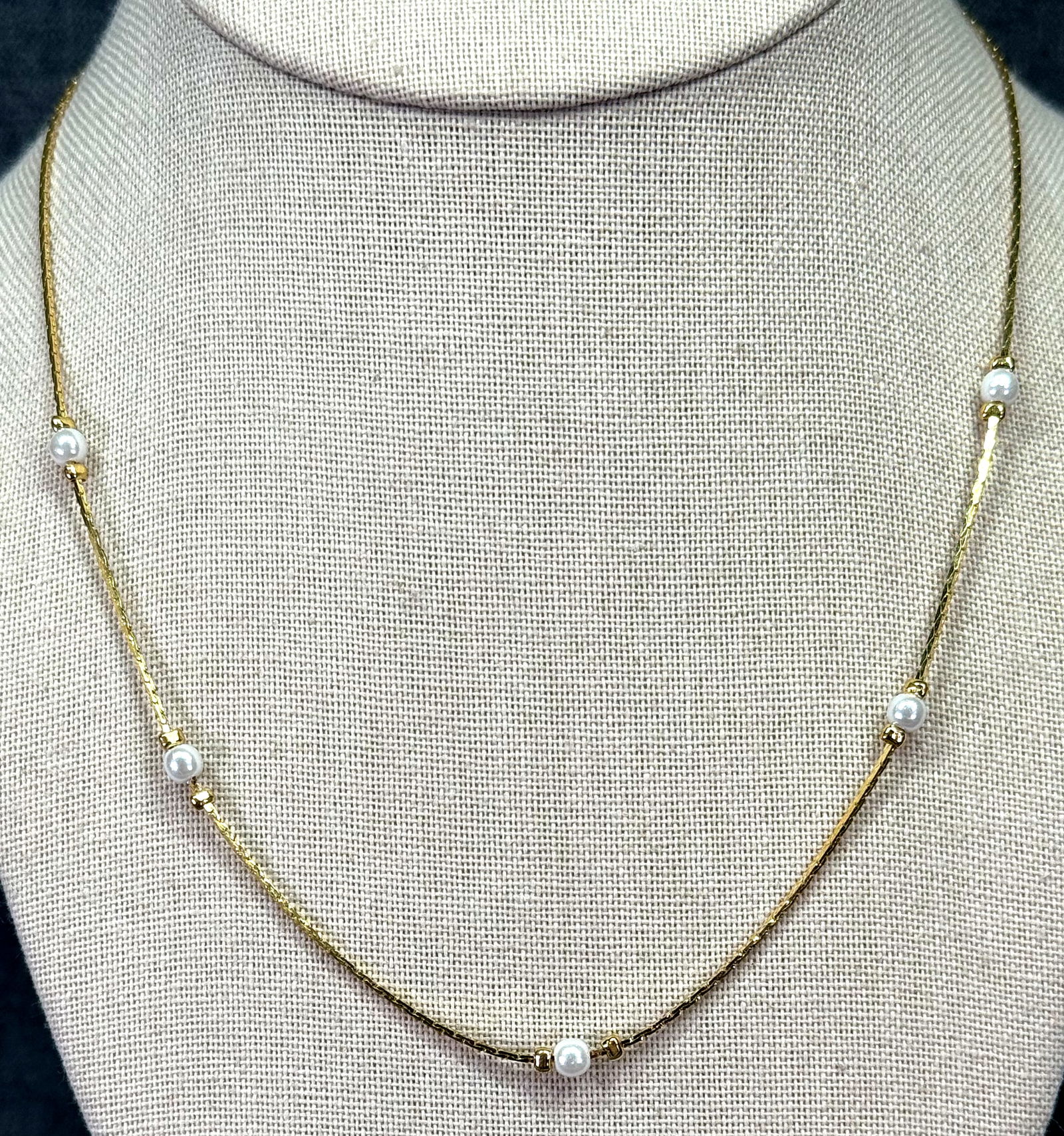 Vintage pearly beads gold-toned snake chain necklace.: IN HOUSE FLAT SHIPPING & HANDLING COST WITHIN ALL THE U.S. : $7 To bypass LiveShipping, and use our In-House shipping service for $7 or shipping combined for multiple lots, please select “Arrange Yo