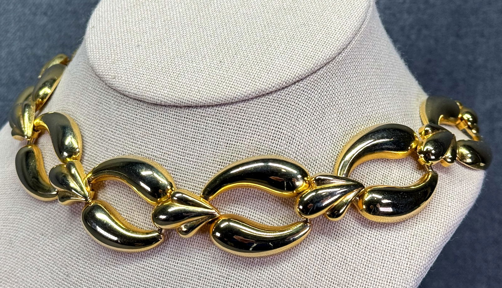 Vintage God-toned Chunky Link Collar Necklace: IN HOUSE FLAT SHIPPING & HANDLING COST WITHIN ALL THE U.S. : $7 To bypass LiveShipping, and use our In-House shipping service for $7 or shipping combined for multiple lots, please select “Arrange Yo