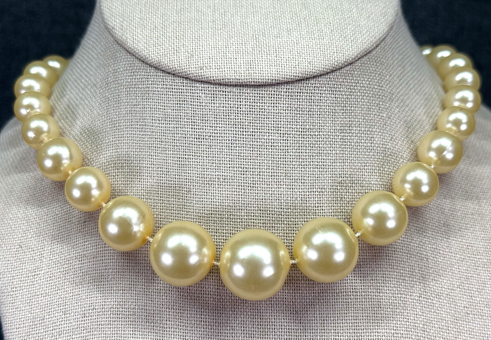 Vintage graduated thermoplastic pearly beads necklace: IN HOUSE FLAT SHIPPING & HANDLING COST WITHIN ALL THE U.S. : $7 To bypass LiveShipping, and use our In-House shipping service for $7 or shipping combined for multiple lots, please select “Arrange Yo