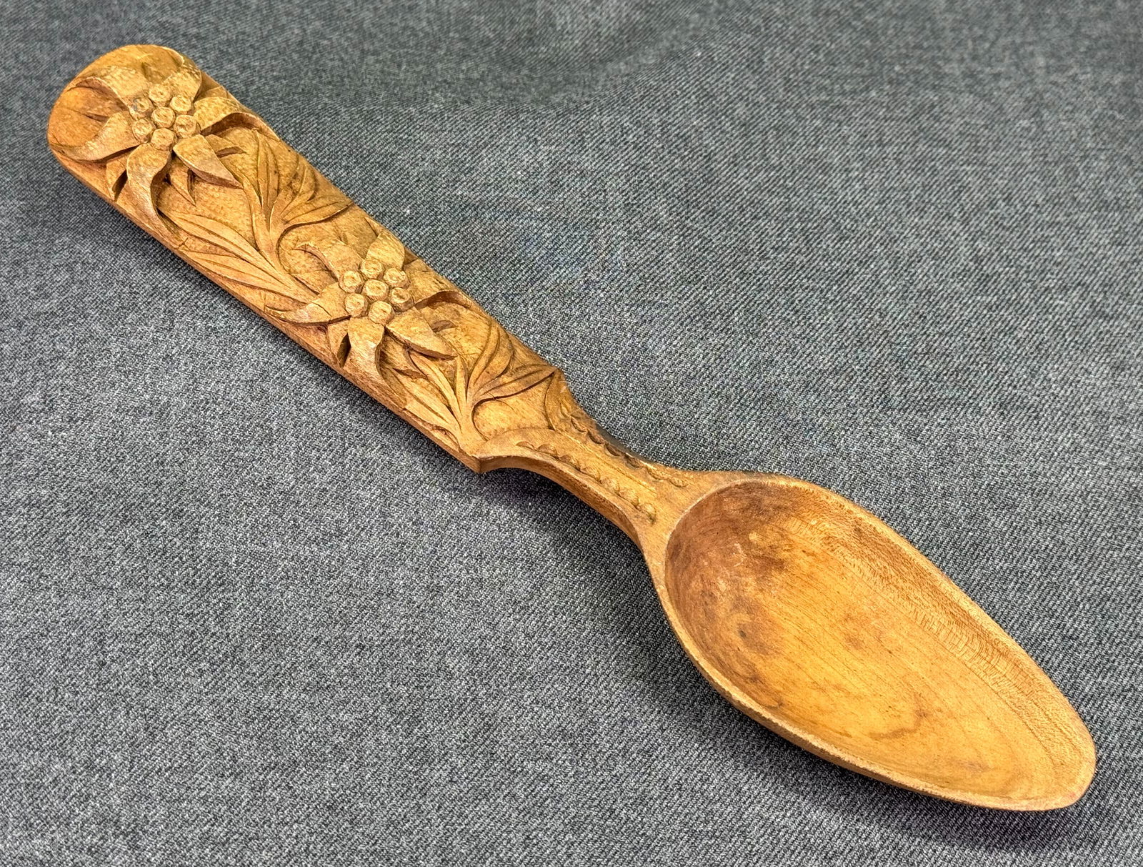 Vintage Folk Art Hand-Carved Swiss Edelweiss Flowers Wooden Large Spoon (1 of 5)