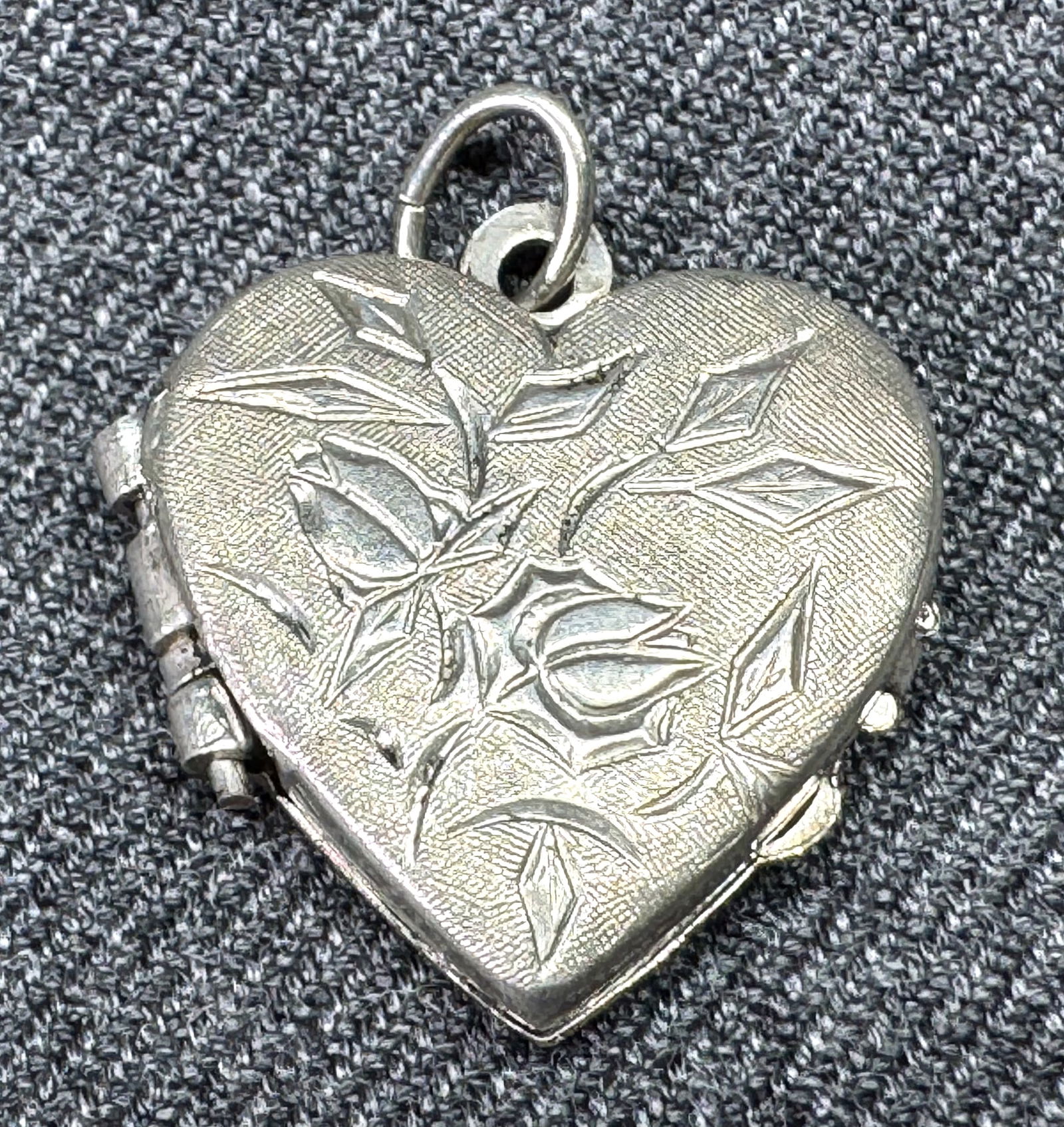 Vintage European Sterling Silver Engraved Floral Heart Locket Pendant. Marked 835 (1 of 7)