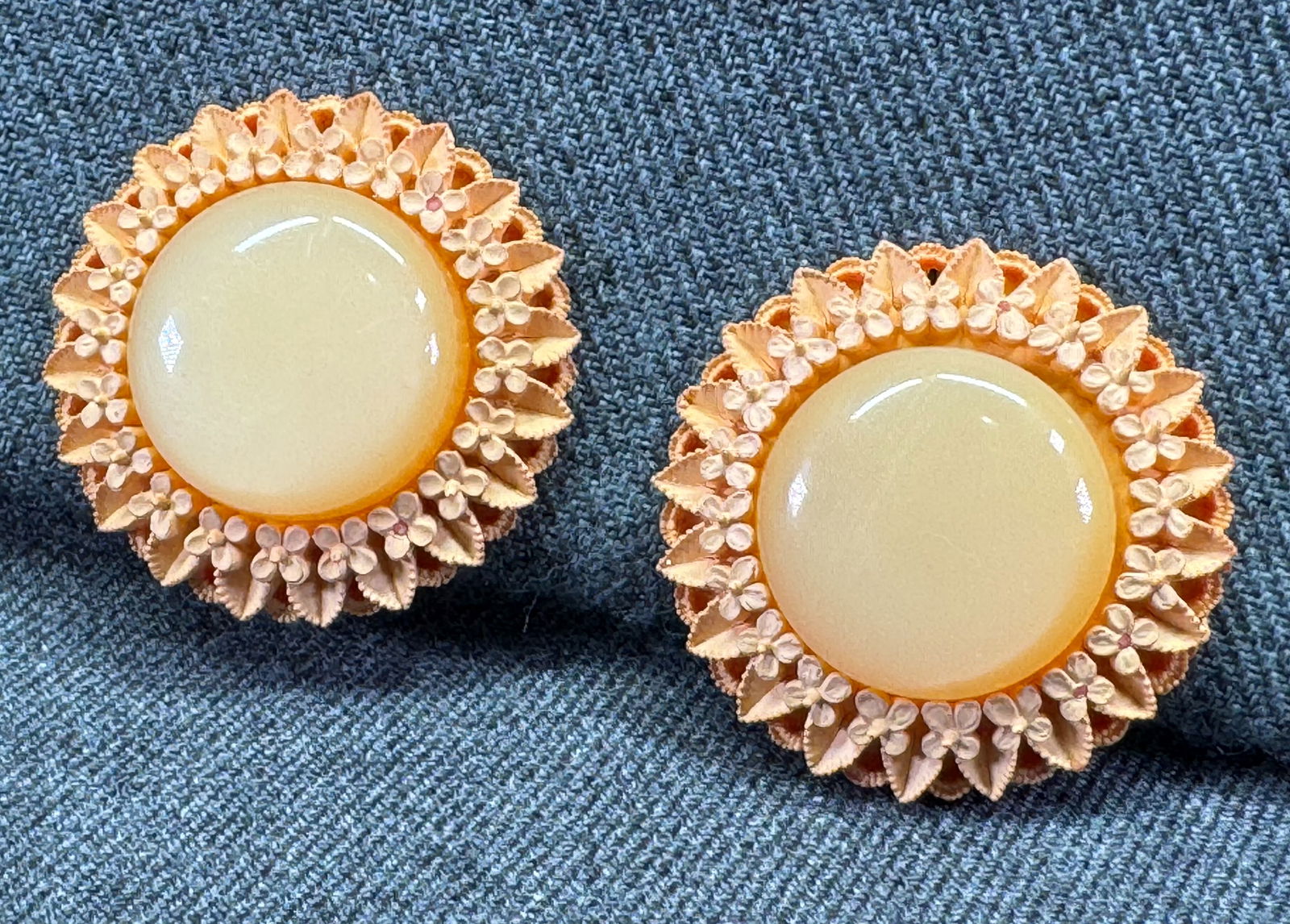 Vintage peach plastic flower clip on earrings (1 of 5)