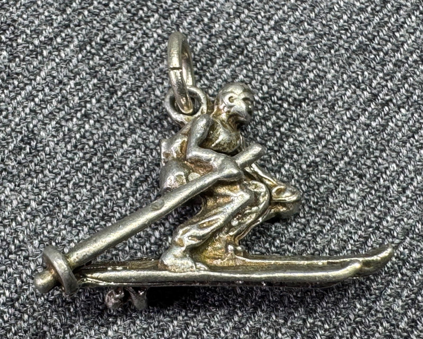 Vintage sterling silver skier bracelet's charm pendant: Vintage sterling silver skier bracelet's pendant. Unmarked. For measures please refer to the pictures taken with a measuring tape. Weight: 1.85 Grams . IN HOUSE FLAT SHIPPING & HANDLING COST WITHIN AL