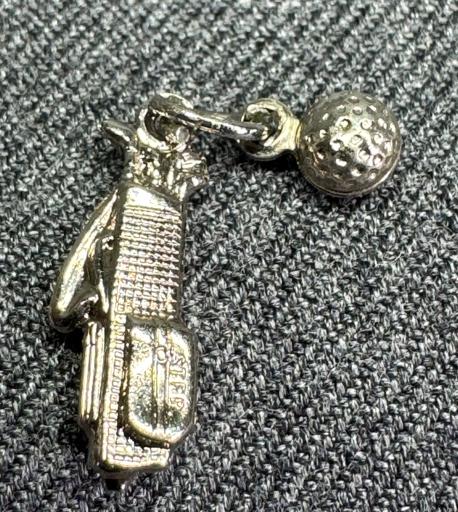 Vintage sterling silver golf bag & ball bracelet charm pendant: Vintage sterling silver golf bag & ball bracelet charm pendant. Marked Ster. For measures please refer to the pictures taken with a measuring tape. Weight: 0.73 Grams . IN HOUSE FLAT SHIPPING & HANDLI