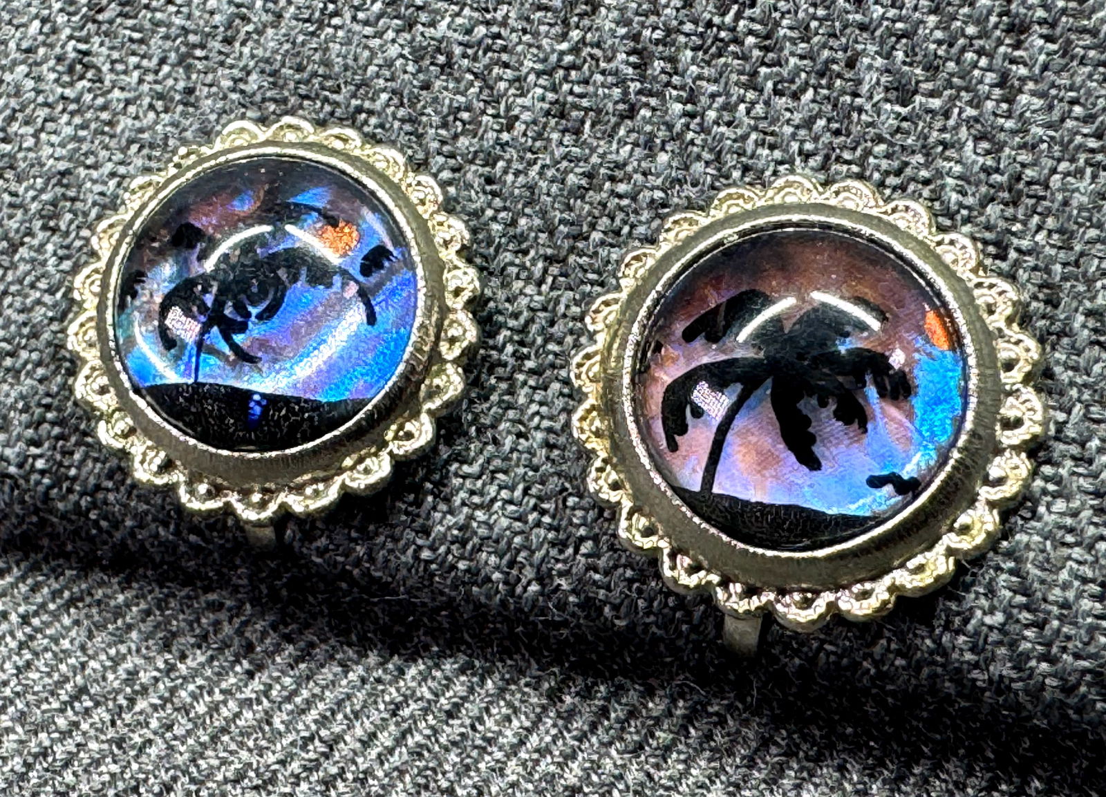 Vintage butterfly wings palm tree painted dome glass silver-toned screw back earrings: Vintage butterfly wings palm tree painted dome glass silver-toned screw back earrings. Unmarked. For measures please refer to the pictures taken with a measuring tape. Weight: 7 Grams . IN HOUSE FLAT