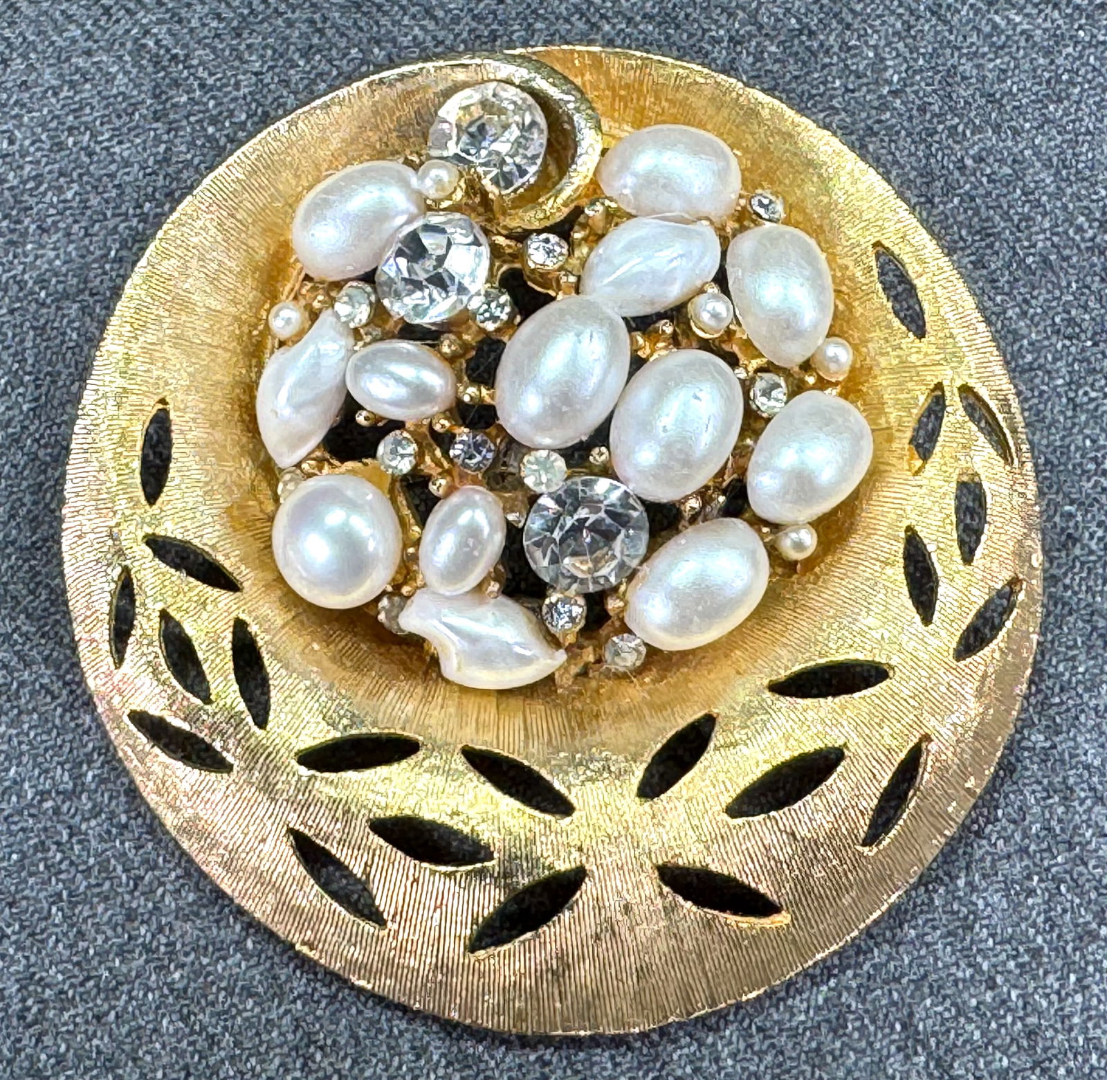 Vintage BSK pearly beads & clear rhinestones brushed goldtone metal pin brooch (1 of 7)