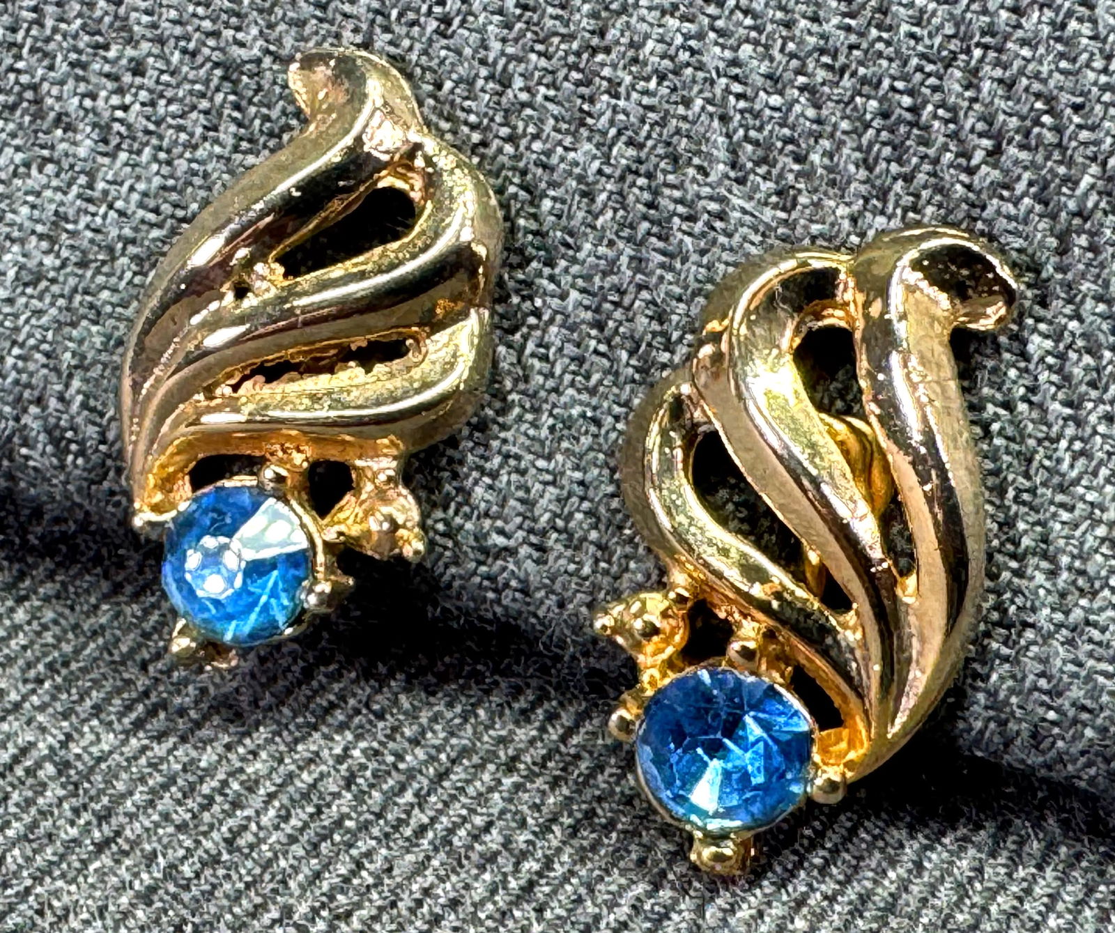 Vintage blue crystal gold-toned feather screw back earrings: IN HOUSE FLAT SHIPPING & HANDLING COST WITHIN ALL THE U.S. : $7 To bypass LiveShipping, and use our In-House shipping service for $7 or shipping combined for multiple lots, please select “Arrange Yo